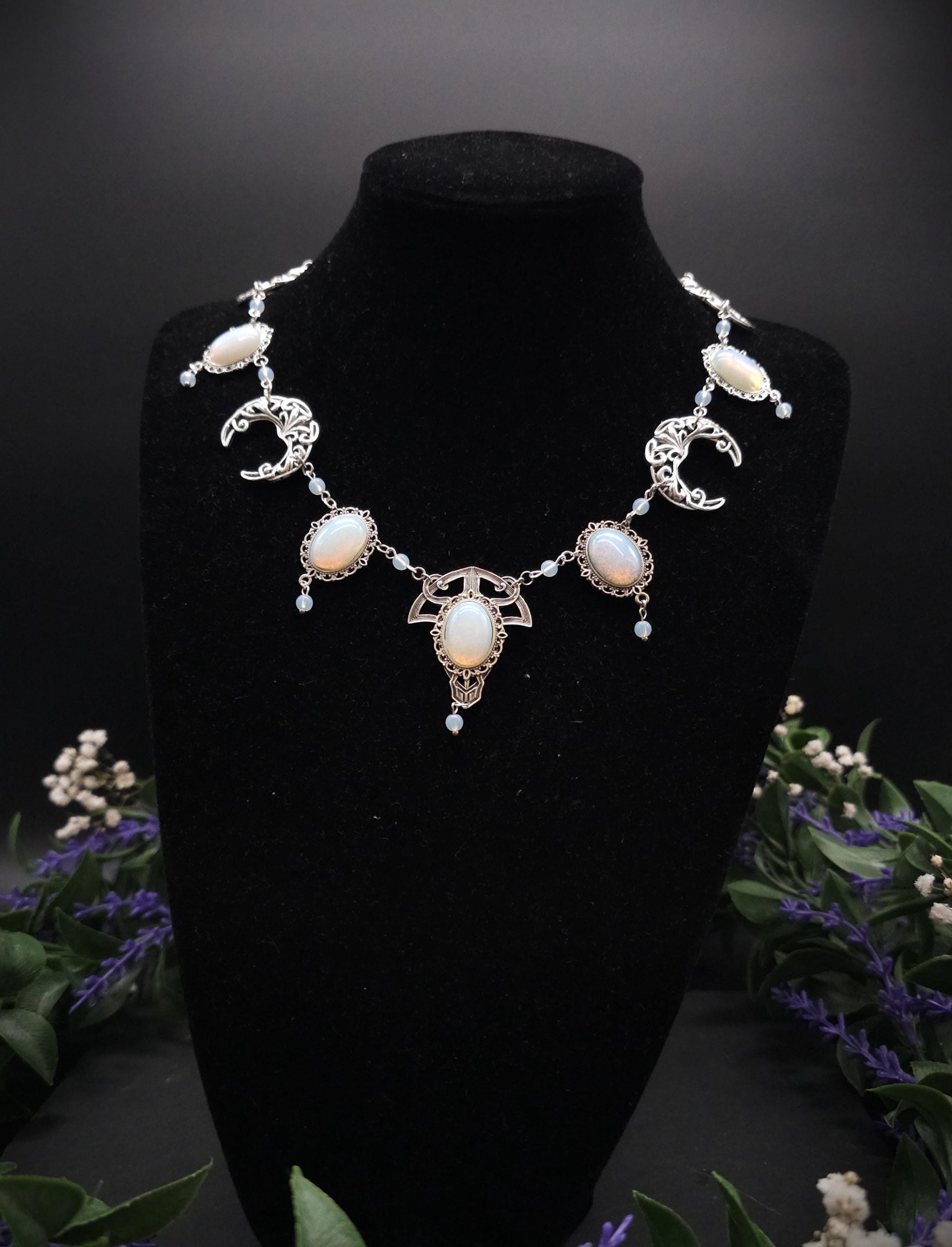 Art Nouveau Halskette mit Opalith Cabochons & Perlen ~ Fantasy Brautschmuck ~ Elfenhafte Halskette ~ Choker ~ Größenverstellbar