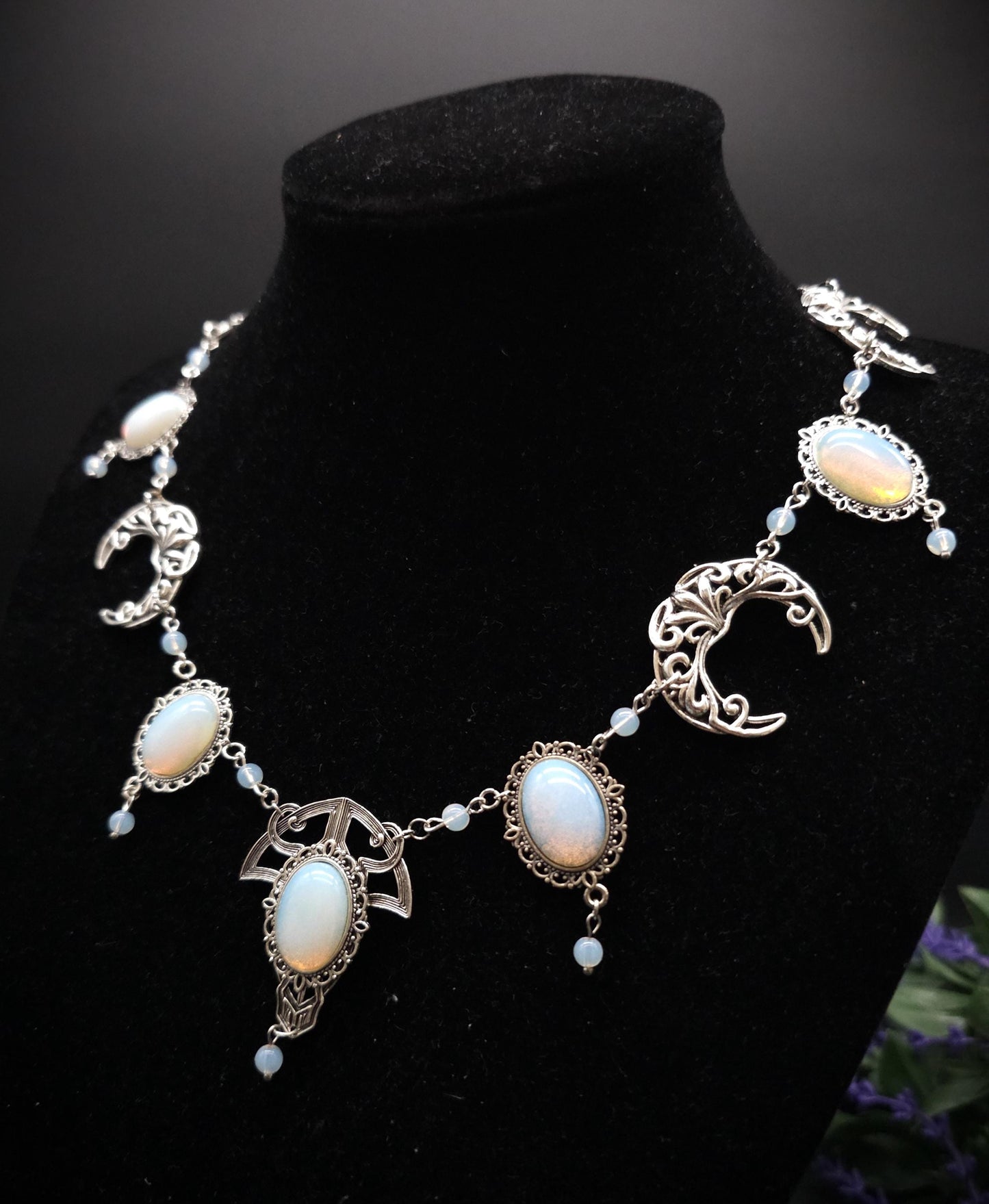 Art Nouveau Halskette mit Opalith Cabochons & Perlen ~ Fantasy Brautschmuck ~ Elfenhafte Halskette ~ Choker ~ Größenverstellbar