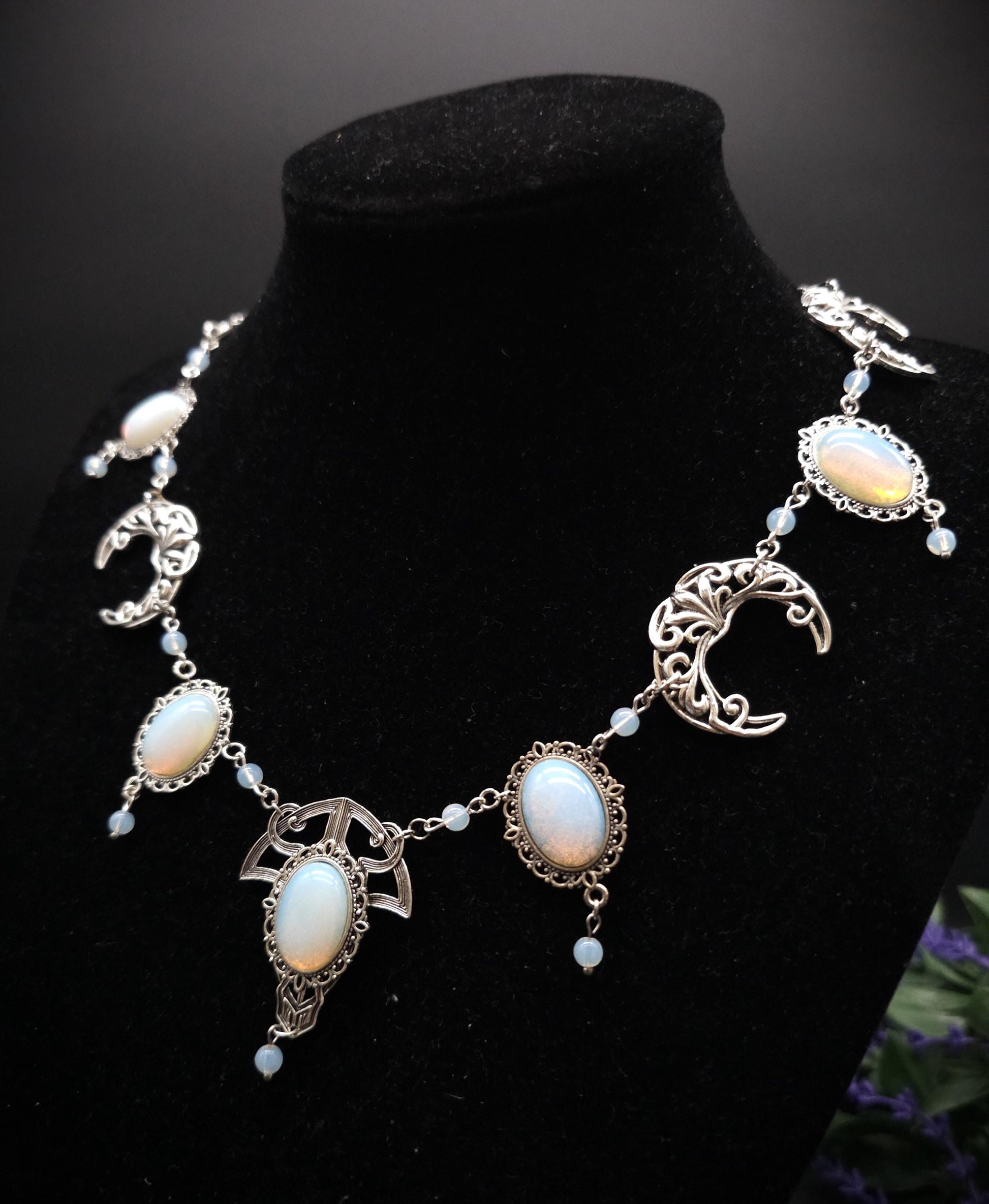 Art Nouveau Halskette mit Opalith Cabochons & Perlen ~ Fantasy Brautschmuck ~ Elfenhafte Halskette ~ Choker ~ Größenverstellbar