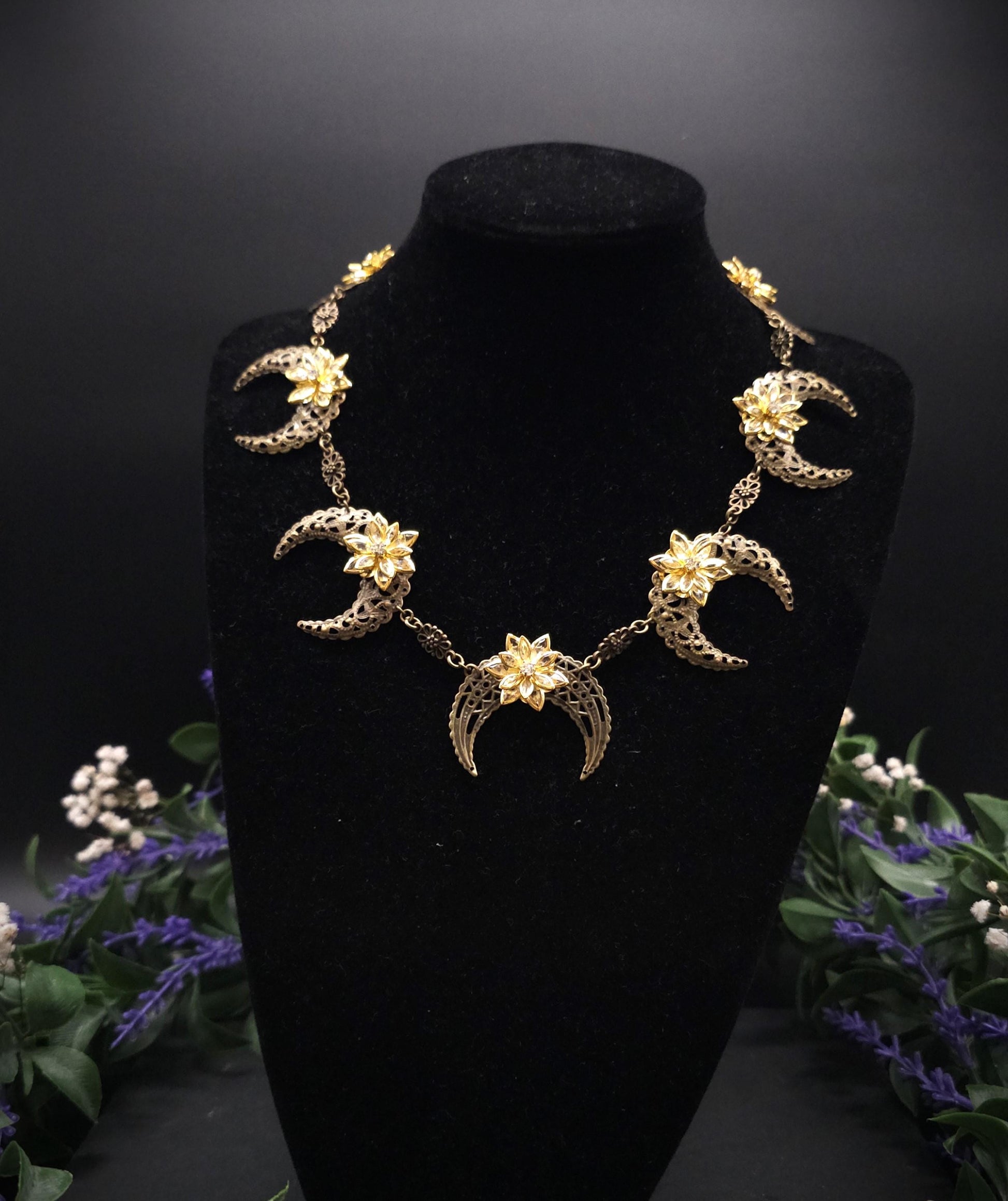 Bronzene Mond Halskette ~ 2 in 1 Halsschmuck & Kopfschmuck ~ Fantasy Choker mit Kristallblumen ~ Größenverstellbar