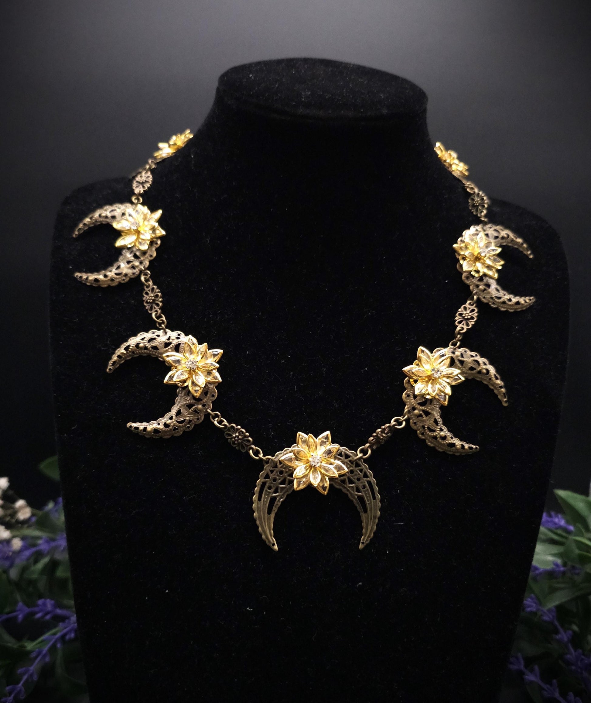 Bronzene Mond Halskette ~ 2 in 1 Halsschmuck & Kopfschmuck ~ Fantasy Choker mit Kristallblumen ~ Größenverstellbar