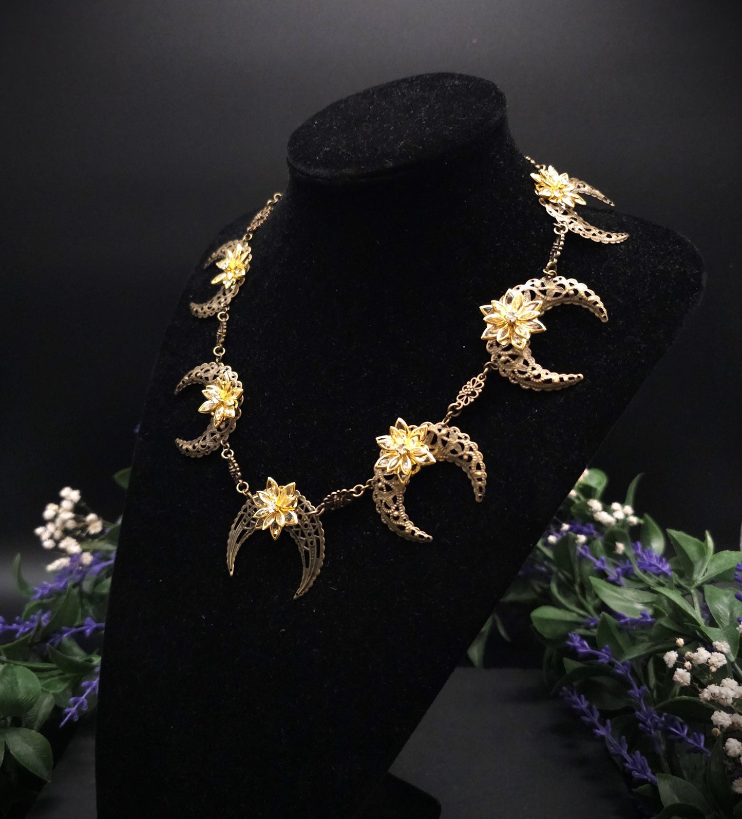 Bronzene Mond Halskette ~ 2 in 1 Halsschmuck & Kopfschmuck ~ Fantasy Choker mit Kristallblumen ~ Größenverstellbar