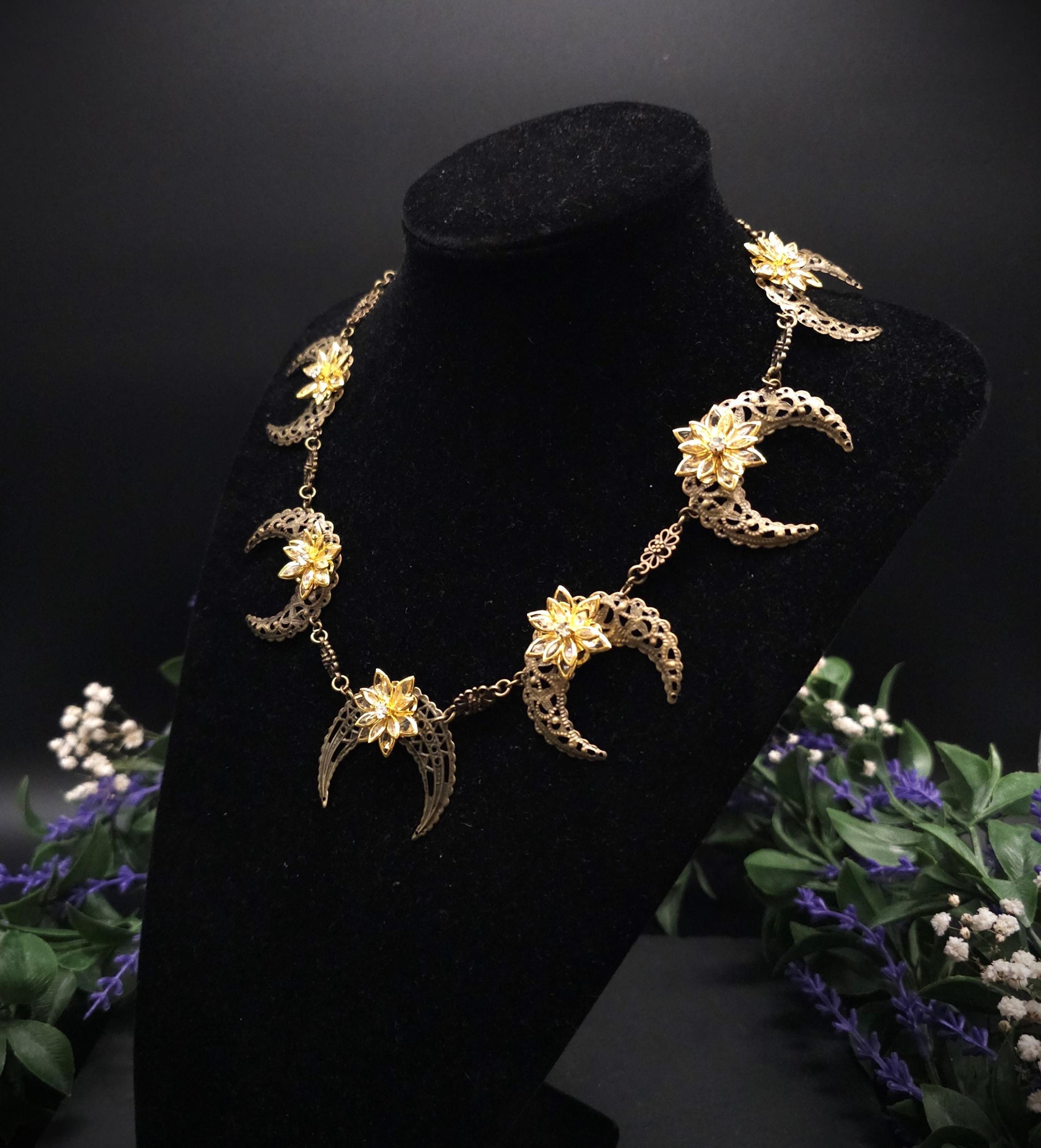 Bronzene Mond Halskette ~ 2 in 1 Halsschmuck & Kopfschmuck ~ Fantasy Choker mit Kristallblumen ~ Größenverstellbar