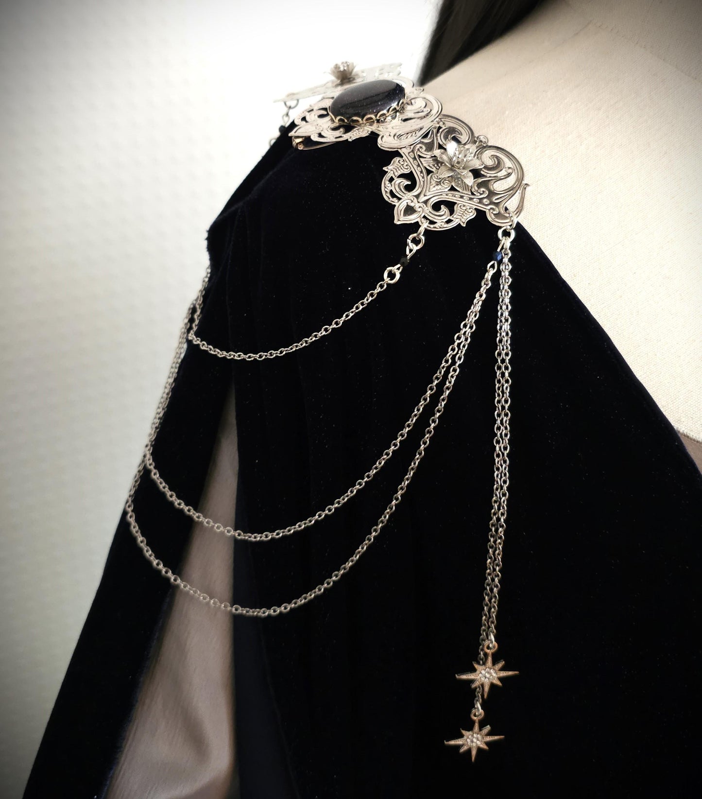 Schulterbroschen Paar "Cylaréme" ~ Fantasy Kostüm Accessoire mit Sternen und Blaufluss Cabochon ~ Art Nouveau ~ Braut und Hochzeitsschmuck