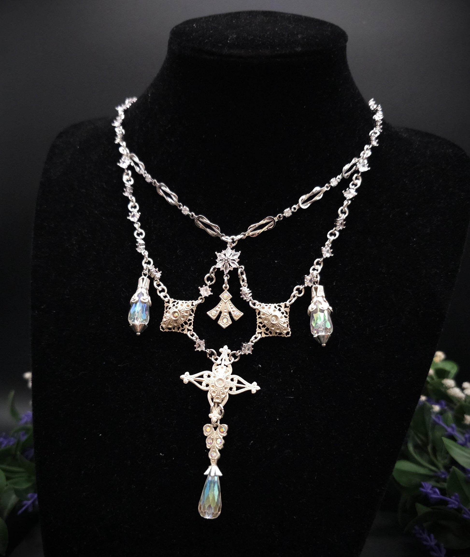 Statement Halskette mit schimmernden Steinen und Perlen ~ Fantasy Schmuck ~ Handgefertigtes Unikat ~ Größenverstellbar