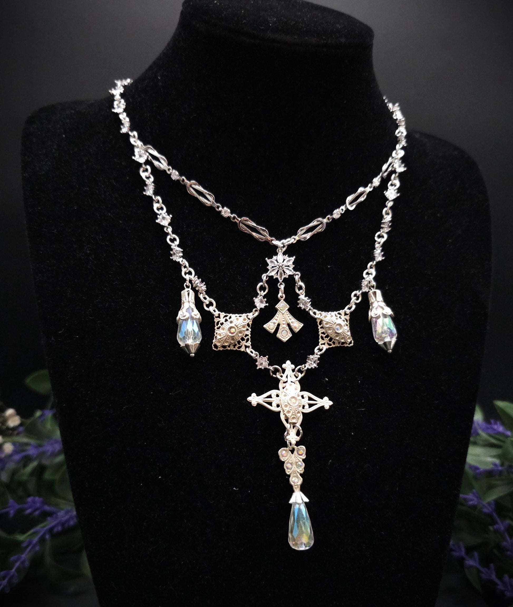 Statement Halskette mit schimmernden Steinen und Perlen ~ Fantasy Schmuck ~ Handgefertigtes Unikat ~ Größenverstellbar