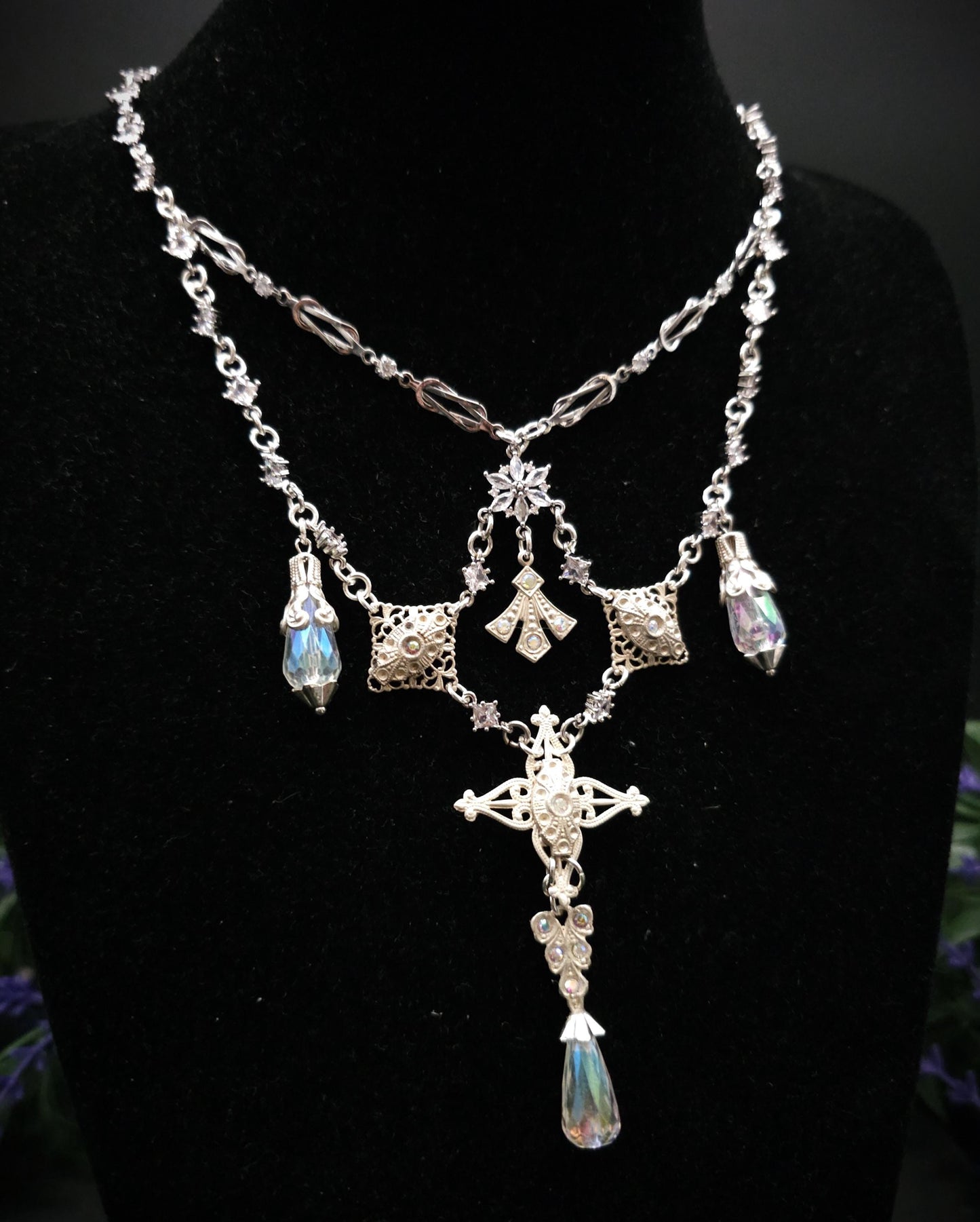 Statement Halskette mit schimmernden Steinen und Perlen ~ Fantasy Schmuck ~ Handgefertigtes Unikat ~ Größenverstellbar