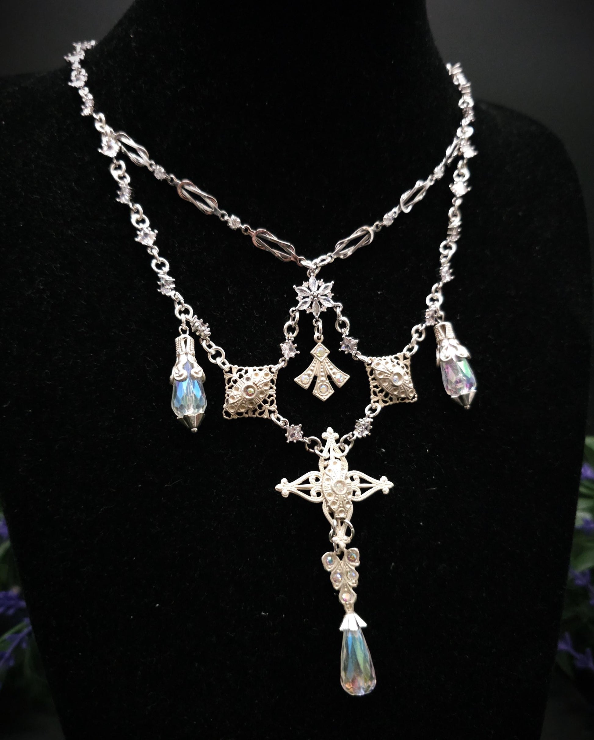 Statement Halskette mit schimmernden Steinen und Perlen ~ Fantasy Schmuck ~ Handgefertigtes Unikat ~ Größenverstellbar