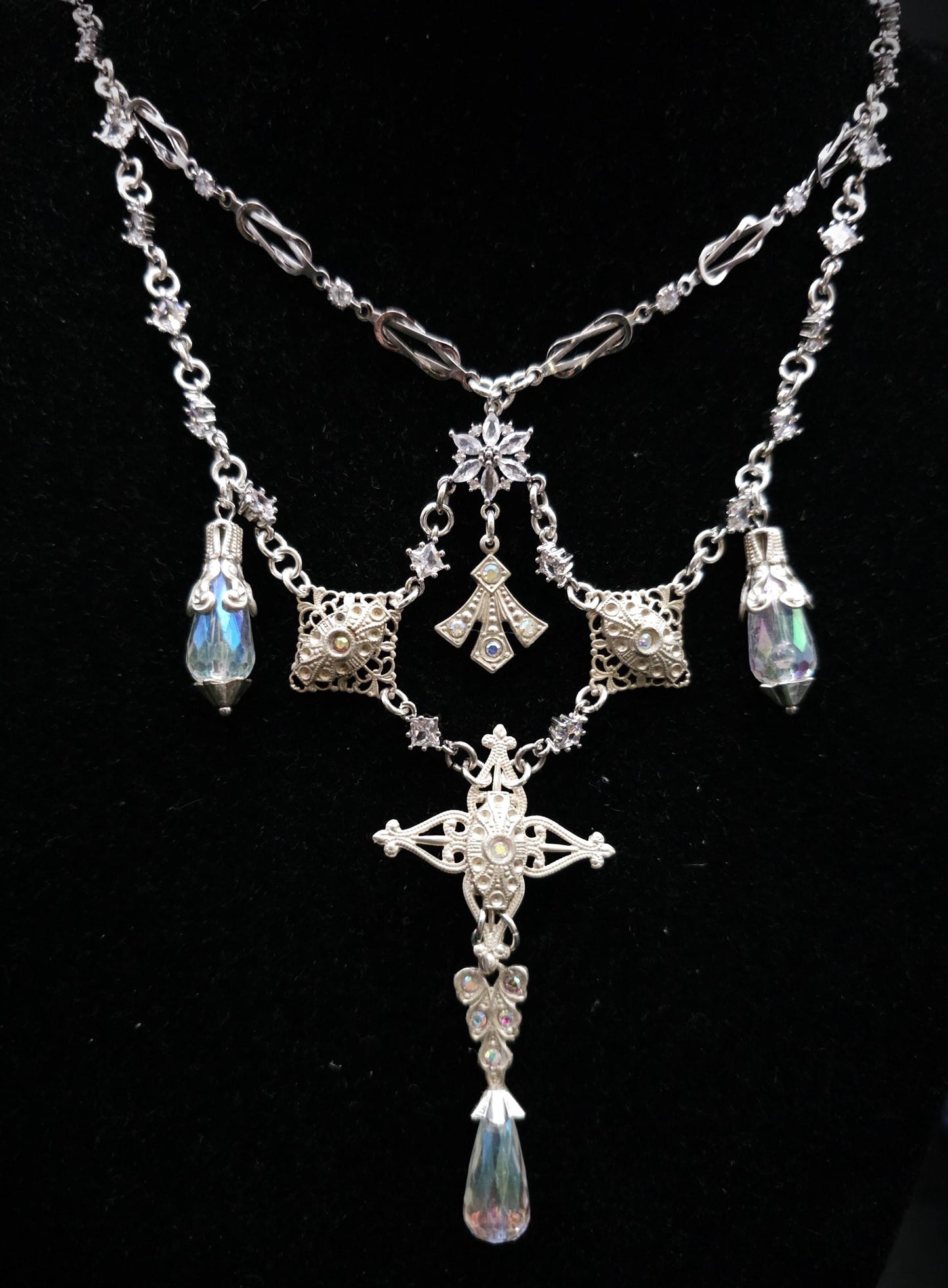 Statement Halskette mit schimmernden Steinen und Perlen ~ Fantasy Schmuck ~ Handgefertigtes Unikat ~ Größenverstellbar