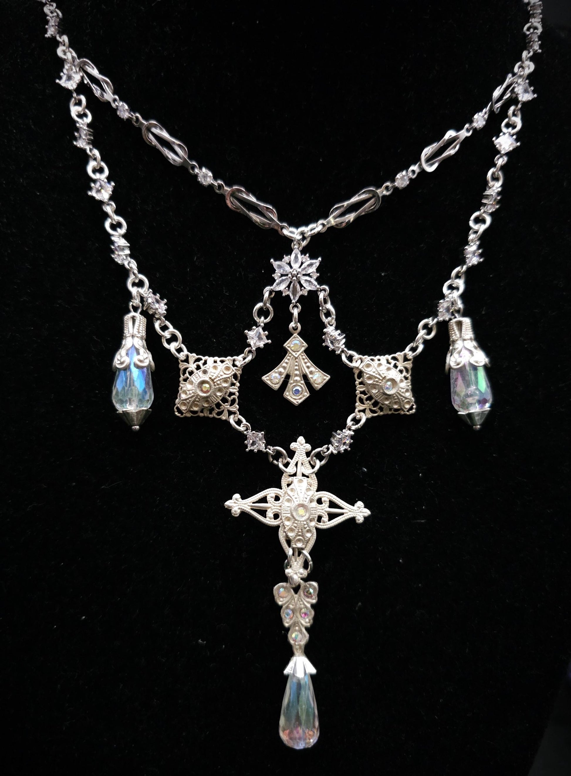 Statement Halskette mit schimmernden Steinen und Perlen ~ Fantasy Schmuck ~ Handgefertigtes Unikat ~ Größenverstellbar