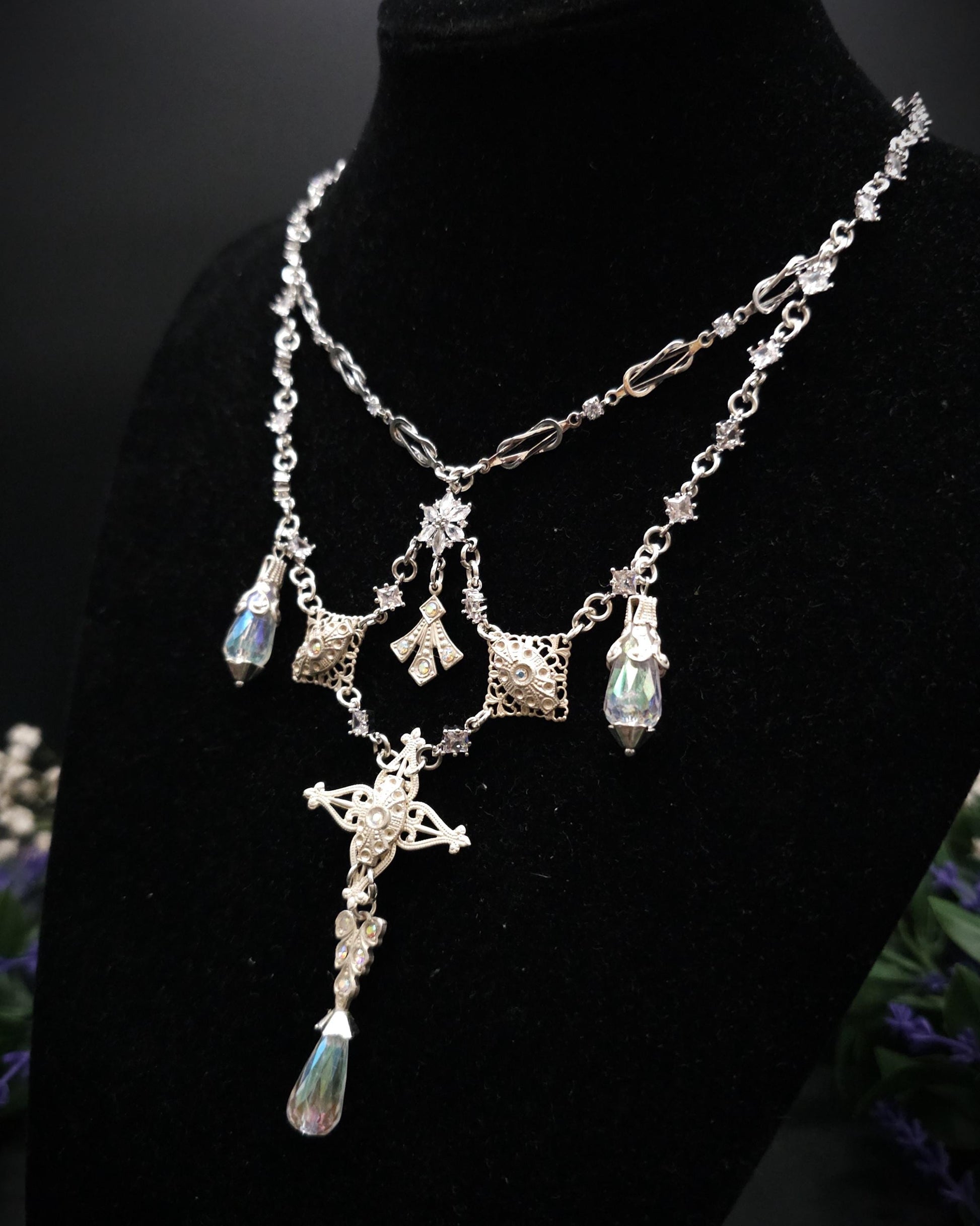 Statement Halskette mit schimmernden Steinen und Perlen ~ Fantasy Schmuck ~ Handgefertigtes Unikat ~ Größenverstellbar