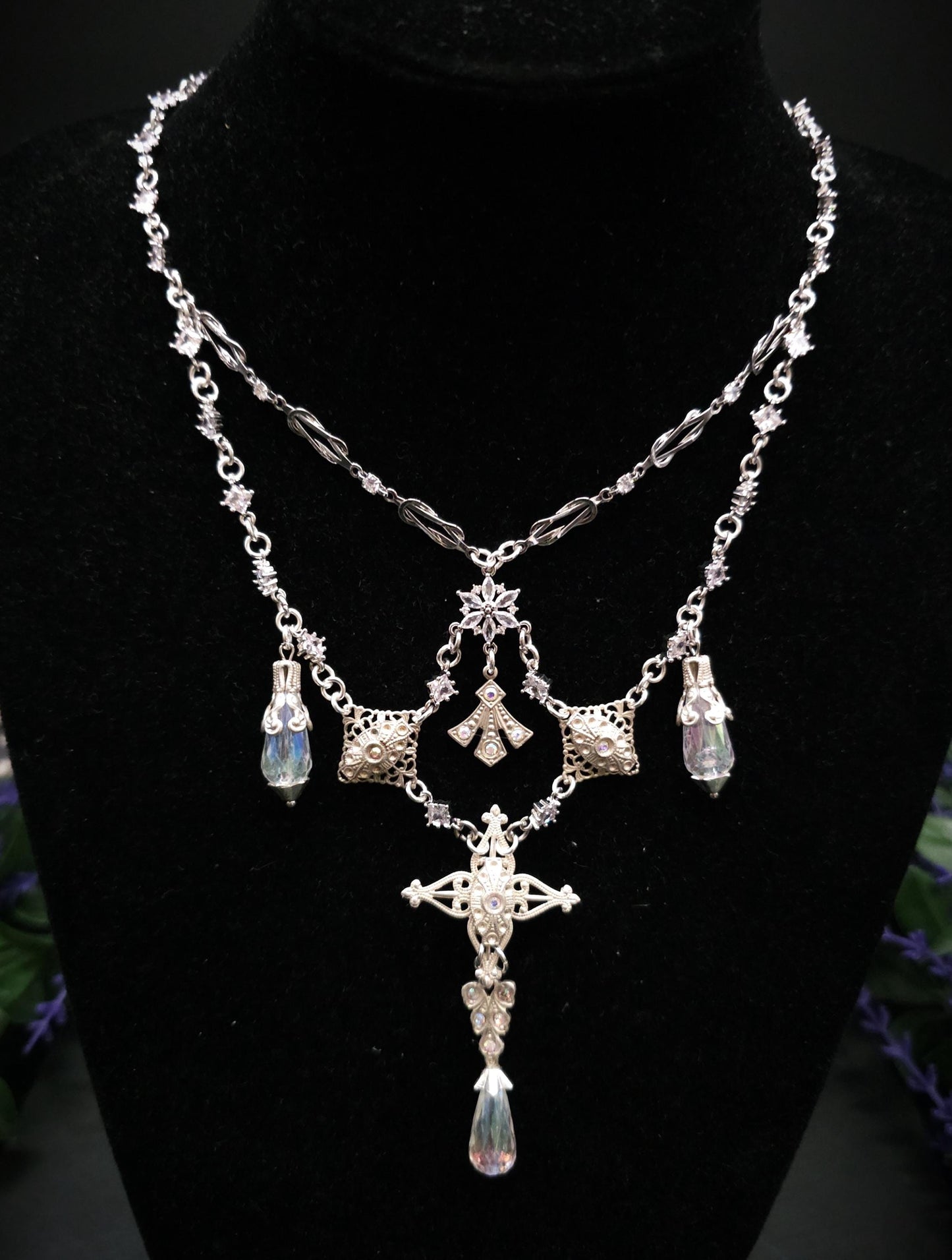 Statement Halskette mit schimmernden Steinen und Perlen ~ Fantasy Schmuck ~ Handgefertigtes Unikat ~ Größenverstellbar