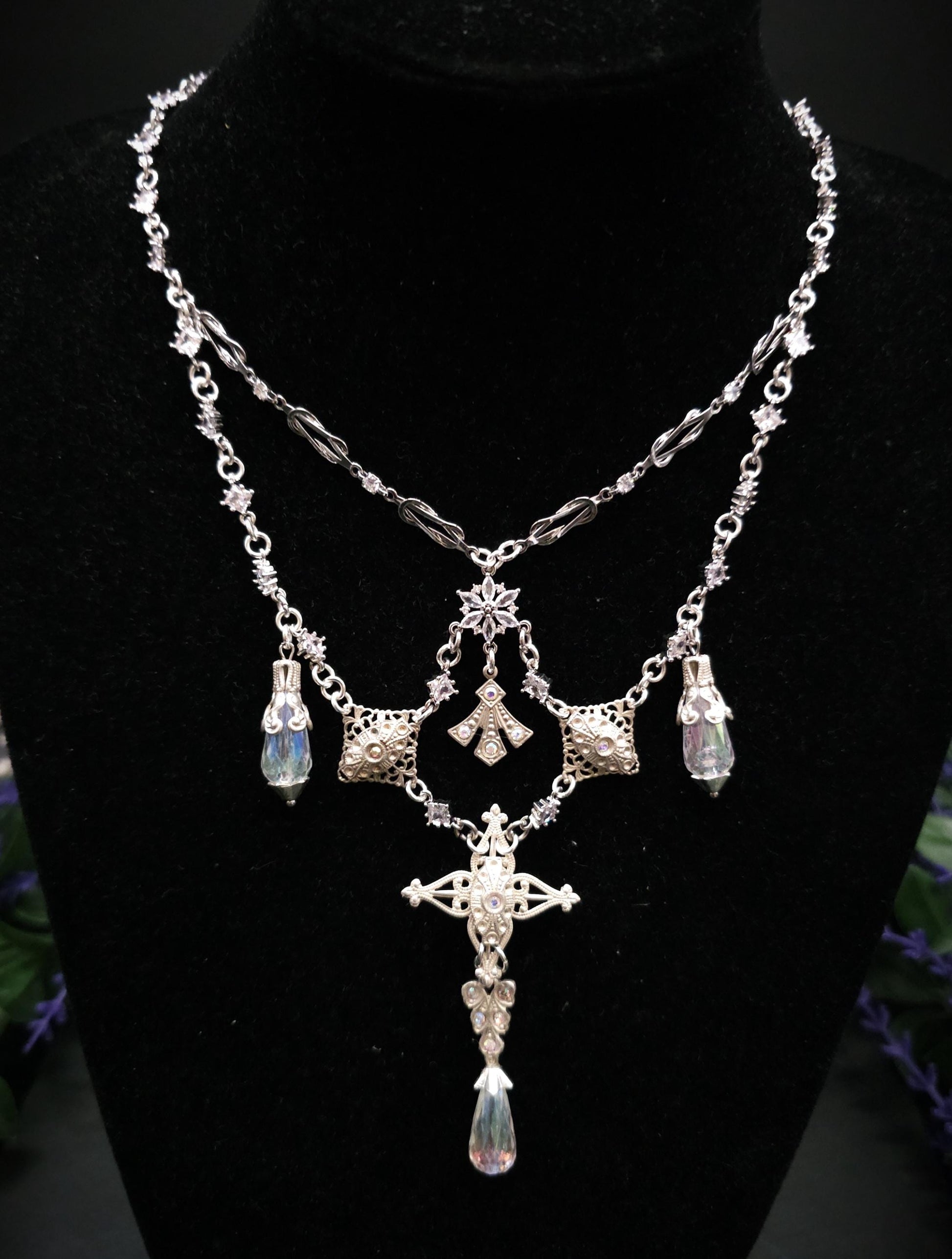 Statement Halskette mit schimmernden Steinen und Perlen ~ Fantasy Schmuck ~ Handgefertigtes Unikat ~ Größenverstellbar