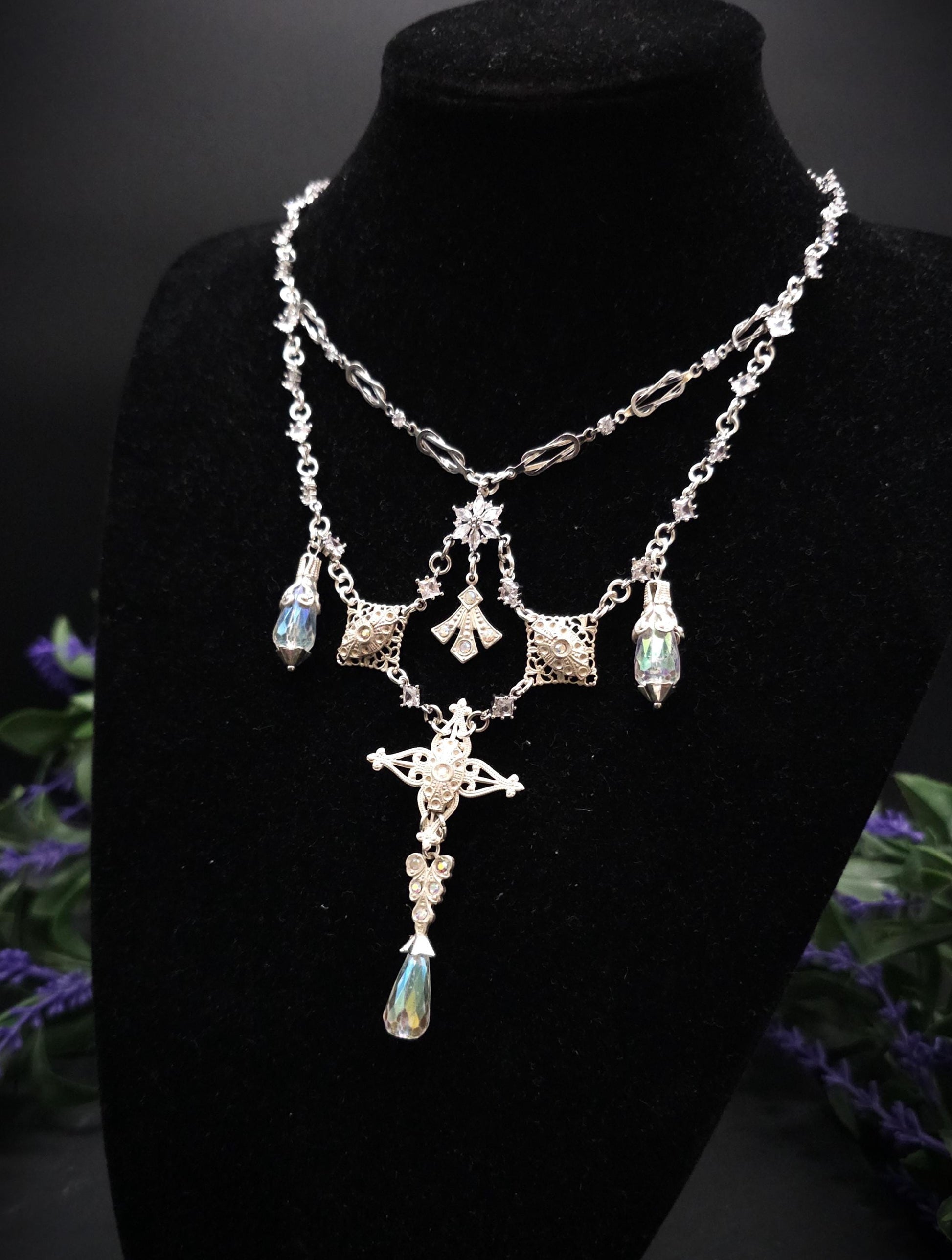 Statement Halskette mit schimmernden Steinen und Perlen ~ Fantasy Schmuck ~ Handgefertigtes Unikat ~ Größenverstellbar