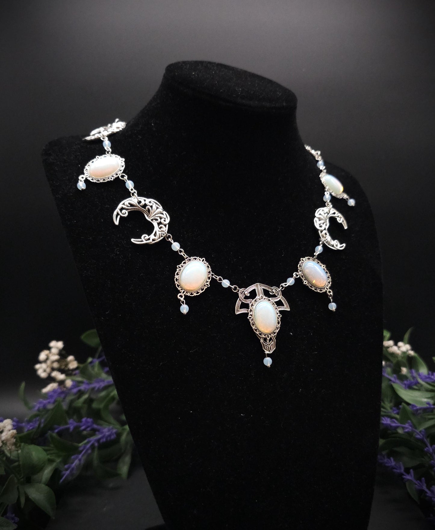 Art Nouveau Halskette mit Opalith Cabochons & Perlen ~ Fantasy Brautschmuck ~ Elfenhafte Halskette ~ Choker ~ Größenverstellbar