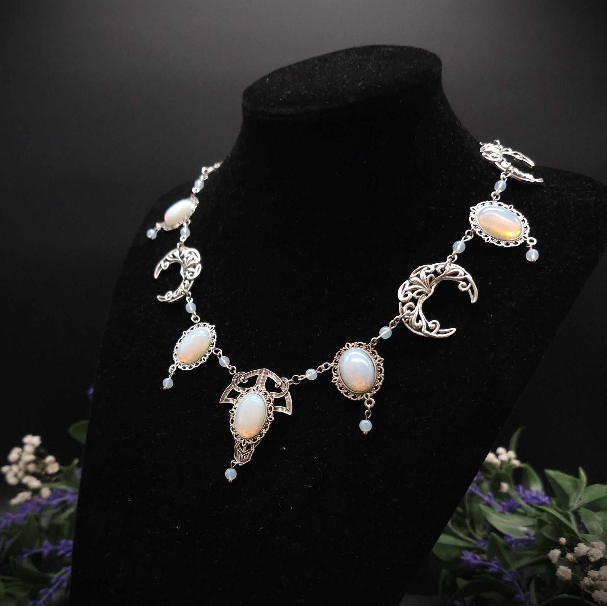 Art Nouveau Halskette mit Opalith Cabochons & Perlen ~ Fantasy Brautschmuck ~ Elfenhafte Halskette ~ Choker ~ Größenverstellbar