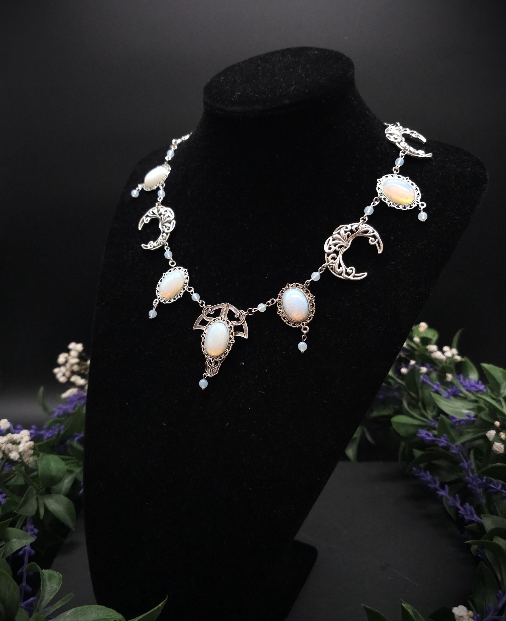 Art Nouveau Halskette mit Opalith Cabochons & Perlen ~ Fantasy Brautschmuck ~ Elfenhafte Halskette ~ Choker ~ Größenverstellbar