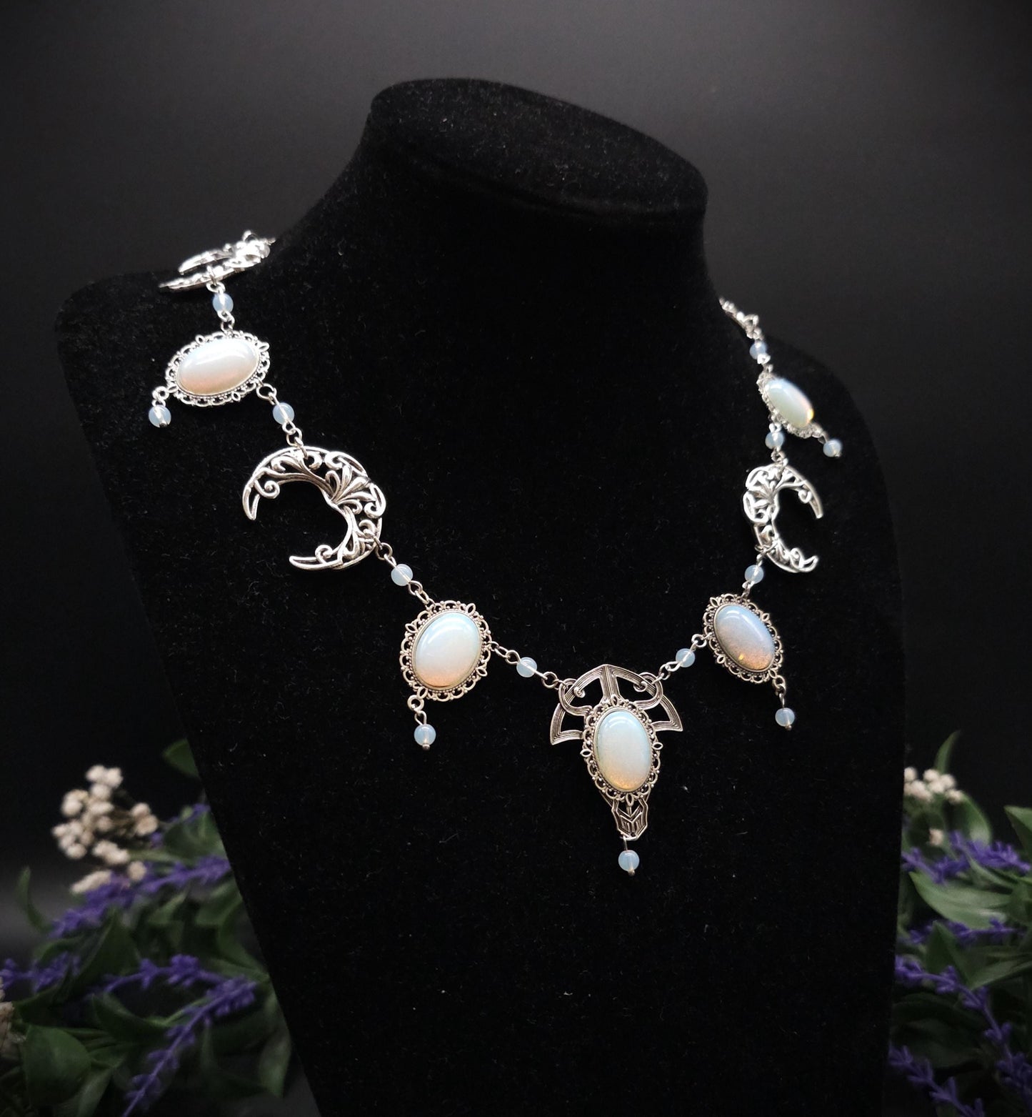 Art Nouveau Halskette mit Opalith Cabochons & Perlen ~ Fantasy Brautschmuck ~ Elfenhafte Halskette ~ Choker ~ Größenverstellbar