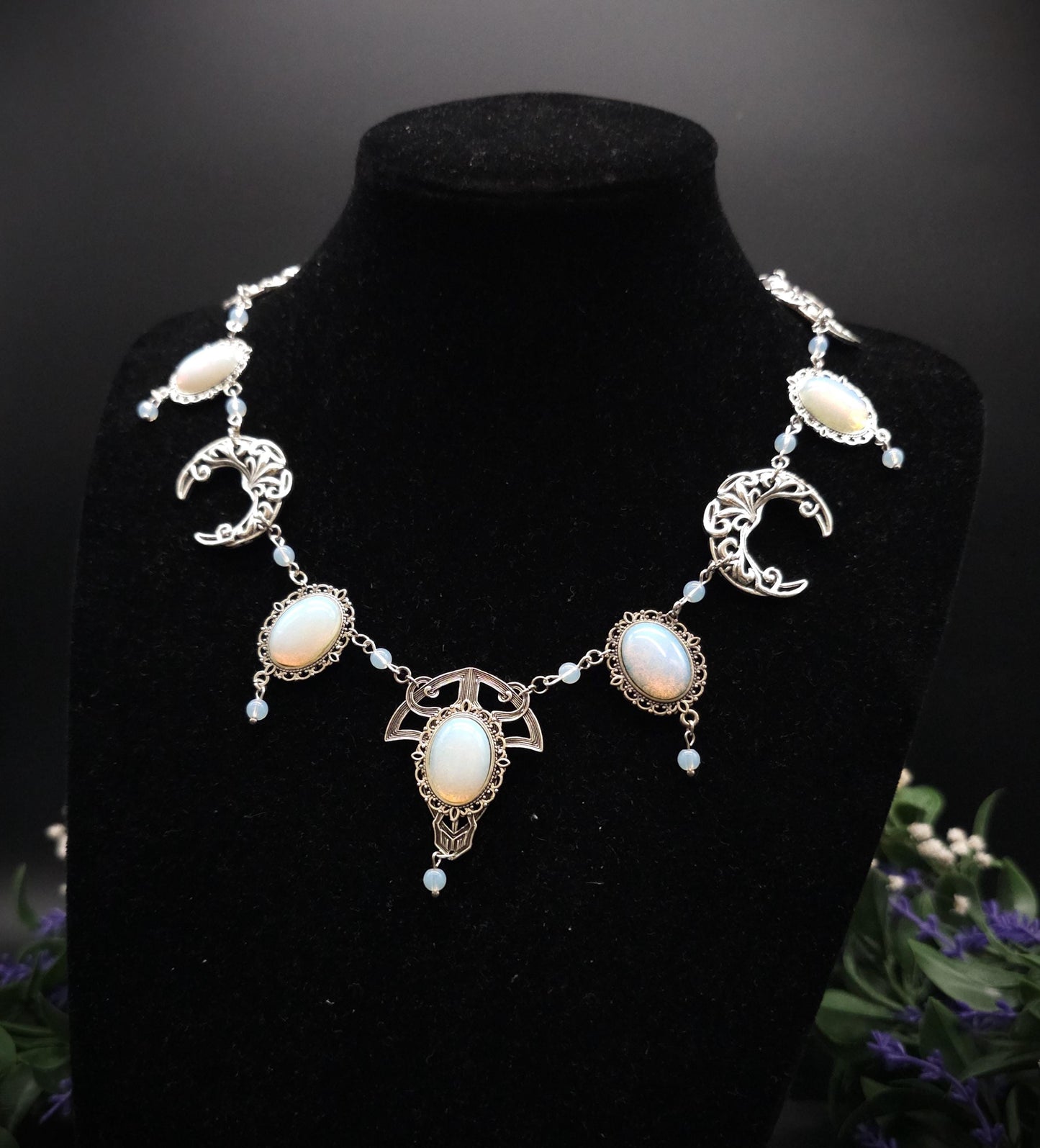 Art Nouveau Halskette mit Opalith Cabochons & Perlen ~ Fantasy Brautschmuck ~ Elfenhafte Halskette ~ Choker ~ Größenverstellbar