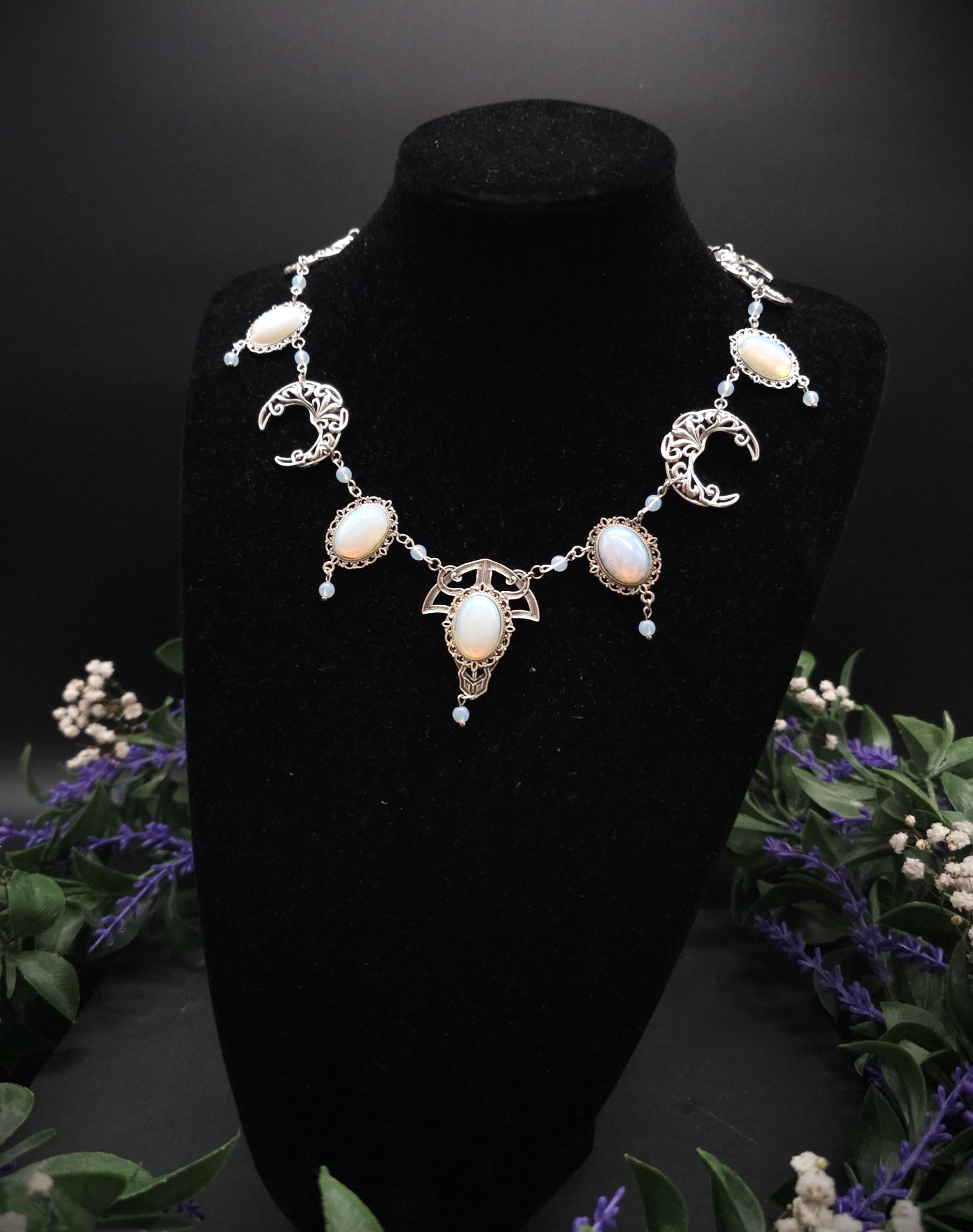 Art Nouveau Halskette mit Opalith Cabochons & Perlen ~ Fantasy Brautschmuck ~ Elfenhafte Halskette ~ Choker ~ Größenverstellbar