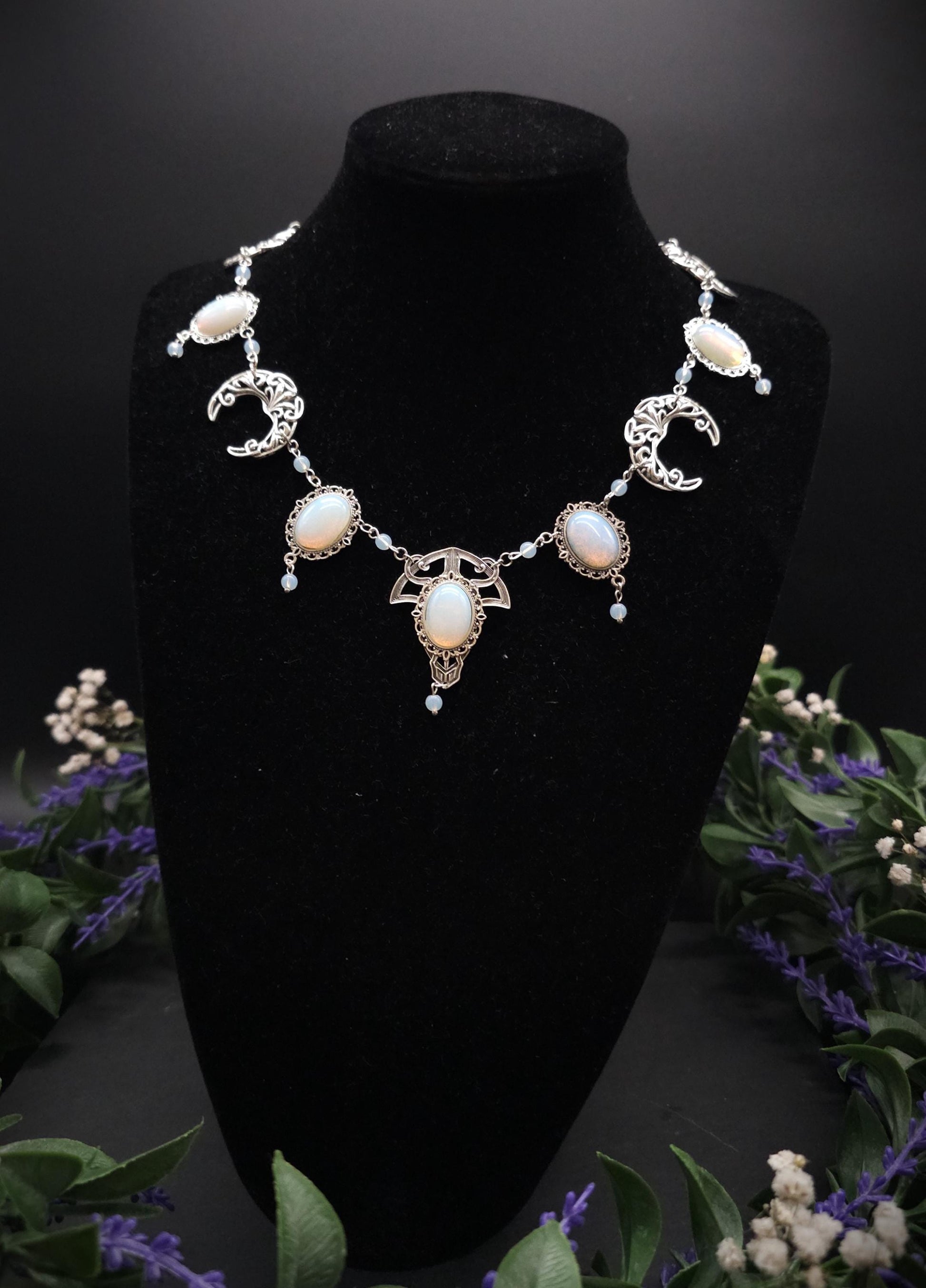 Art Nouveau Halskette mit Opalith Cabochons & Perlen ~ Fantasy Brautschmuck ~ Elfenhafte Halskette ~ Choker ~ Größenverstellbar