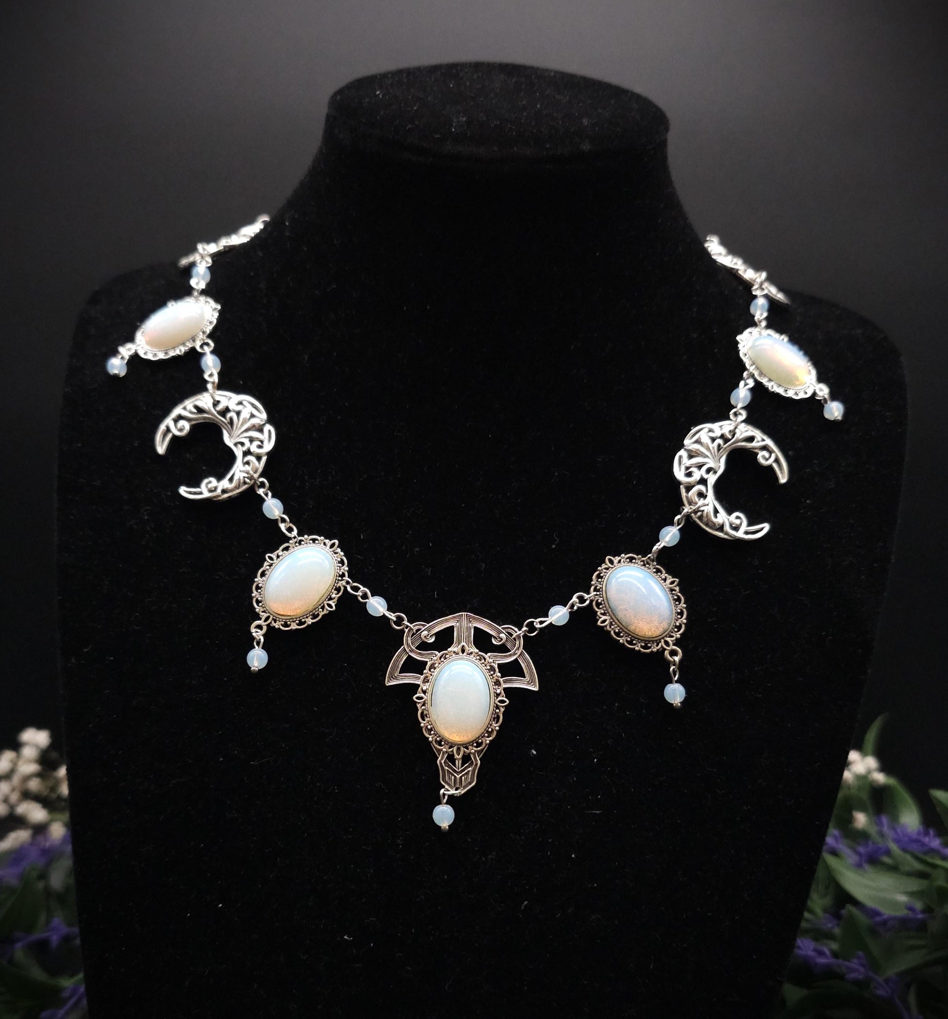 Art Nouveau Halskette mit Opalith Cabochons & Perlen ~ Fantasy Brautschmuck ~ Elfenhafte Halskette ~ Choker ~ Größenverstellbar