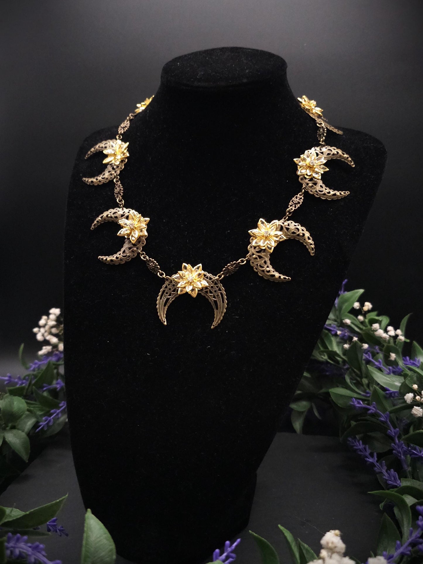 Bronzene Mond Halskette ~ 2 in 1 Halsschmuck & Kopfschmuck ~ Fantasy Choker mit Kristallblumen ~ Größenverstellbar