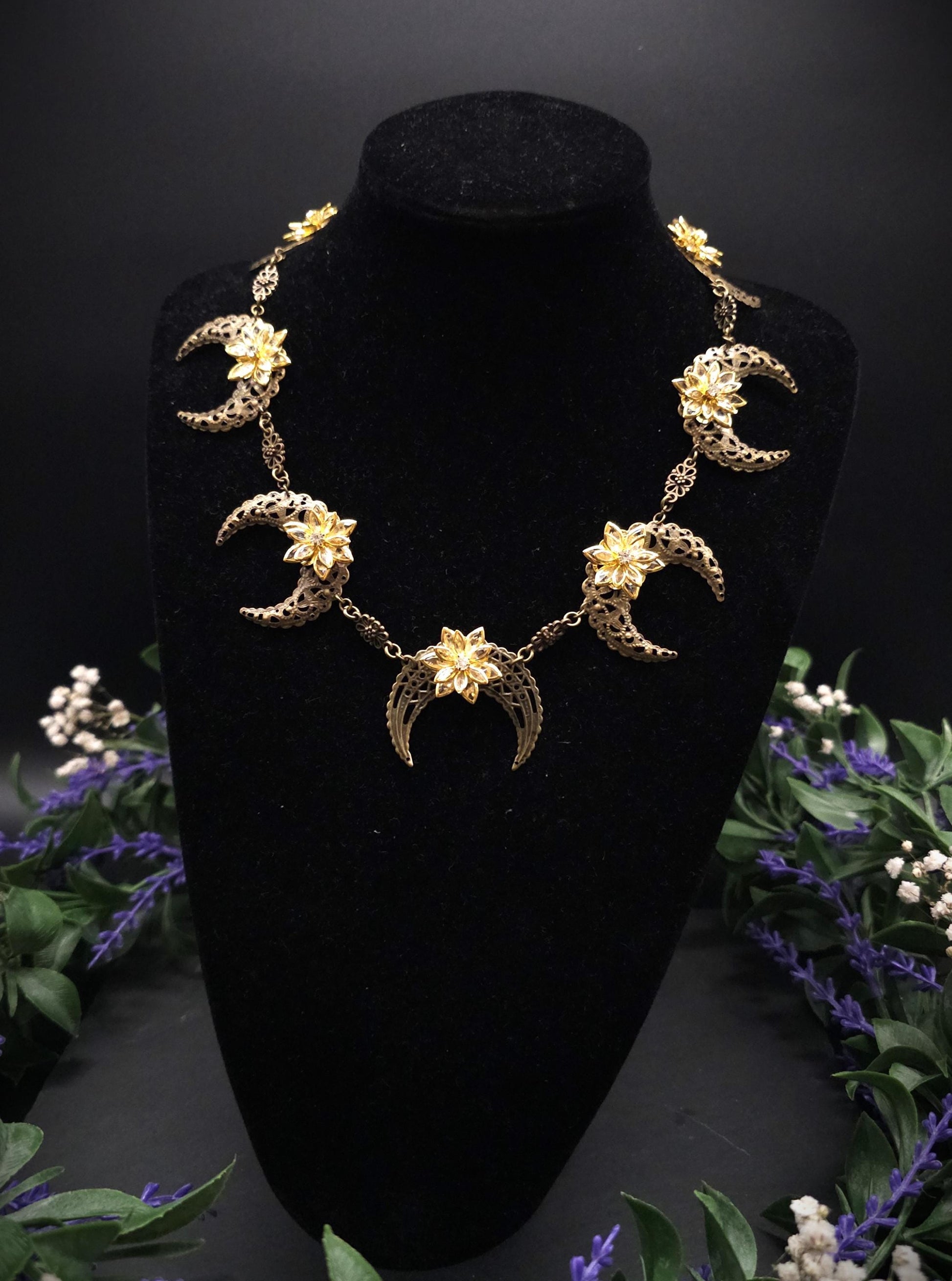 Bronzene Mond Halskette ~ 2 in 1 Halsschmuck & Kopfschmuck ~ Fantasy Choker mit Kristallblumen ~ Größenverstellbar