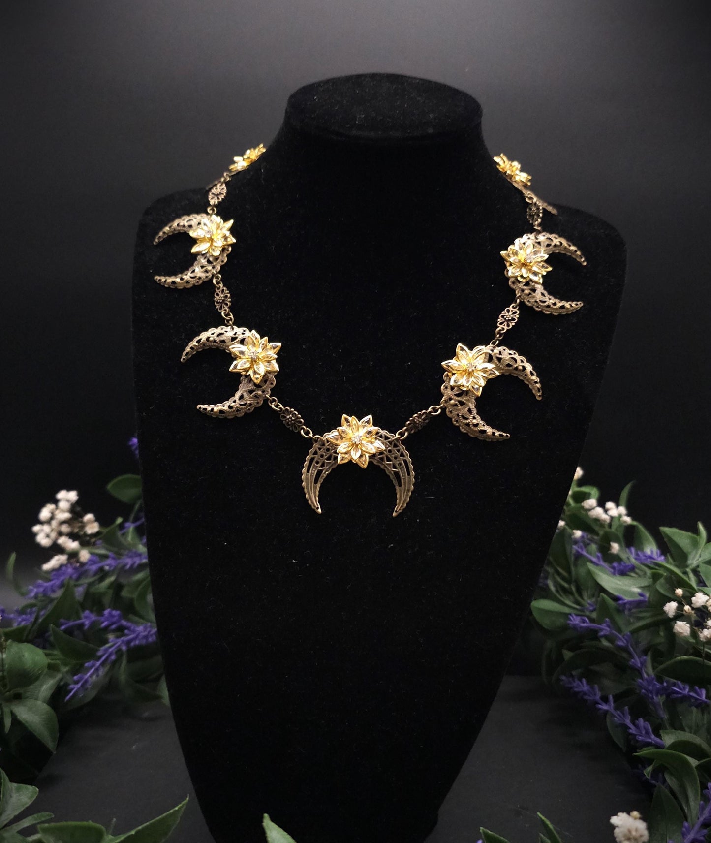 Bronzene Mond Halskette ~ 2 in 1 Halsschmuck & Kopfschmuck ~ Fantasy Choker mit Kristallblumen ~ Größenverstellbar