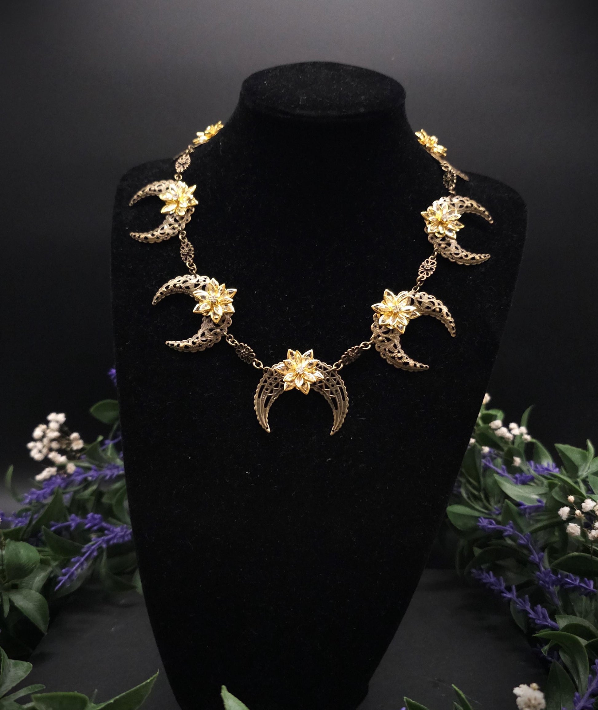 Bronzene Mond Halskette ~ 2 in 1 Halsschmuck & Kopfschmuck ~ Fantasy Choker mit Kristallblumen ~ Größenverstellbar