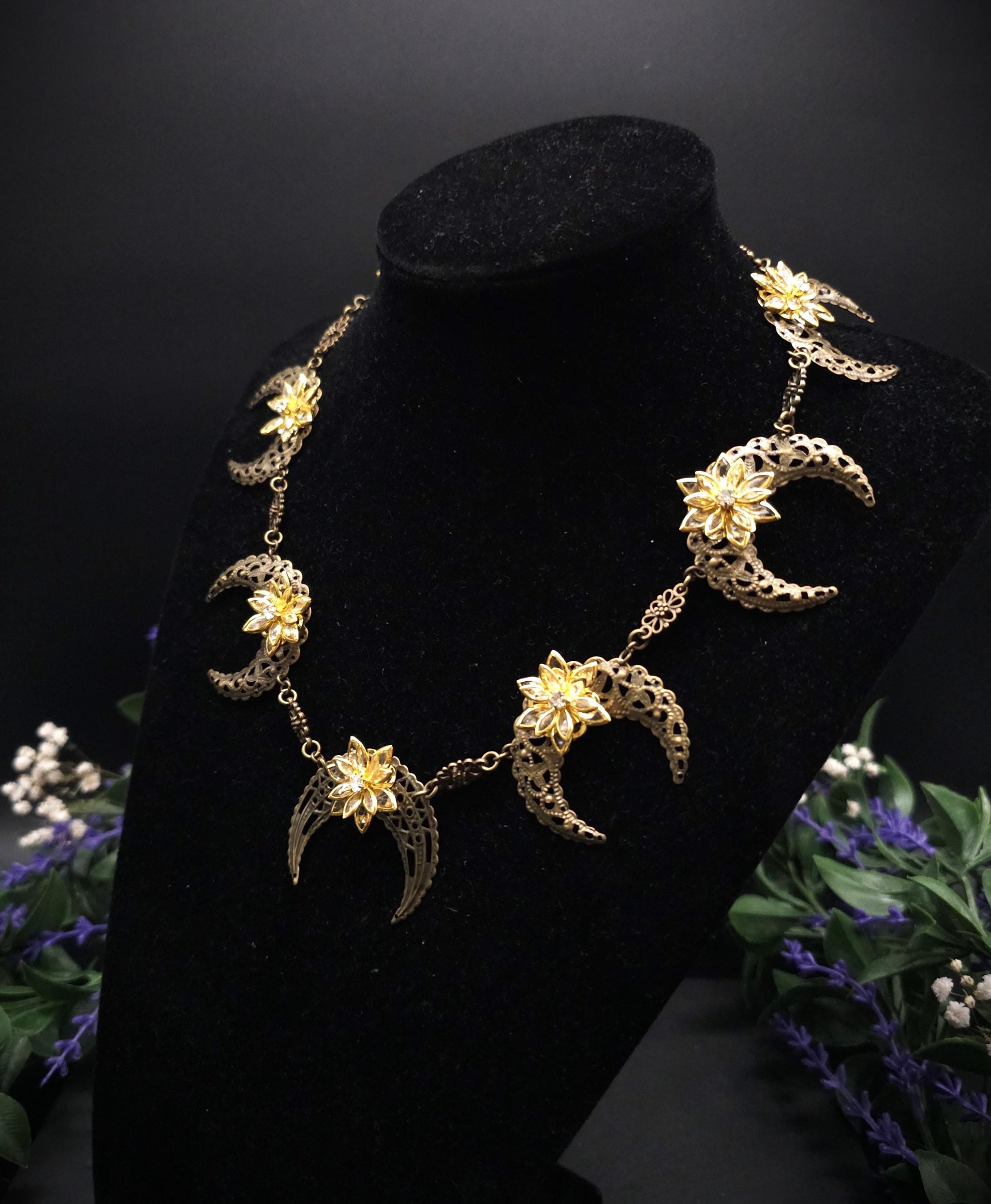 Bronzene Mond Halskette ~ 2 in 1 Halsschmuck & Kopfschmuck ~ Fantasy Choker mit Kristallblumen ~ Größenverstellbar