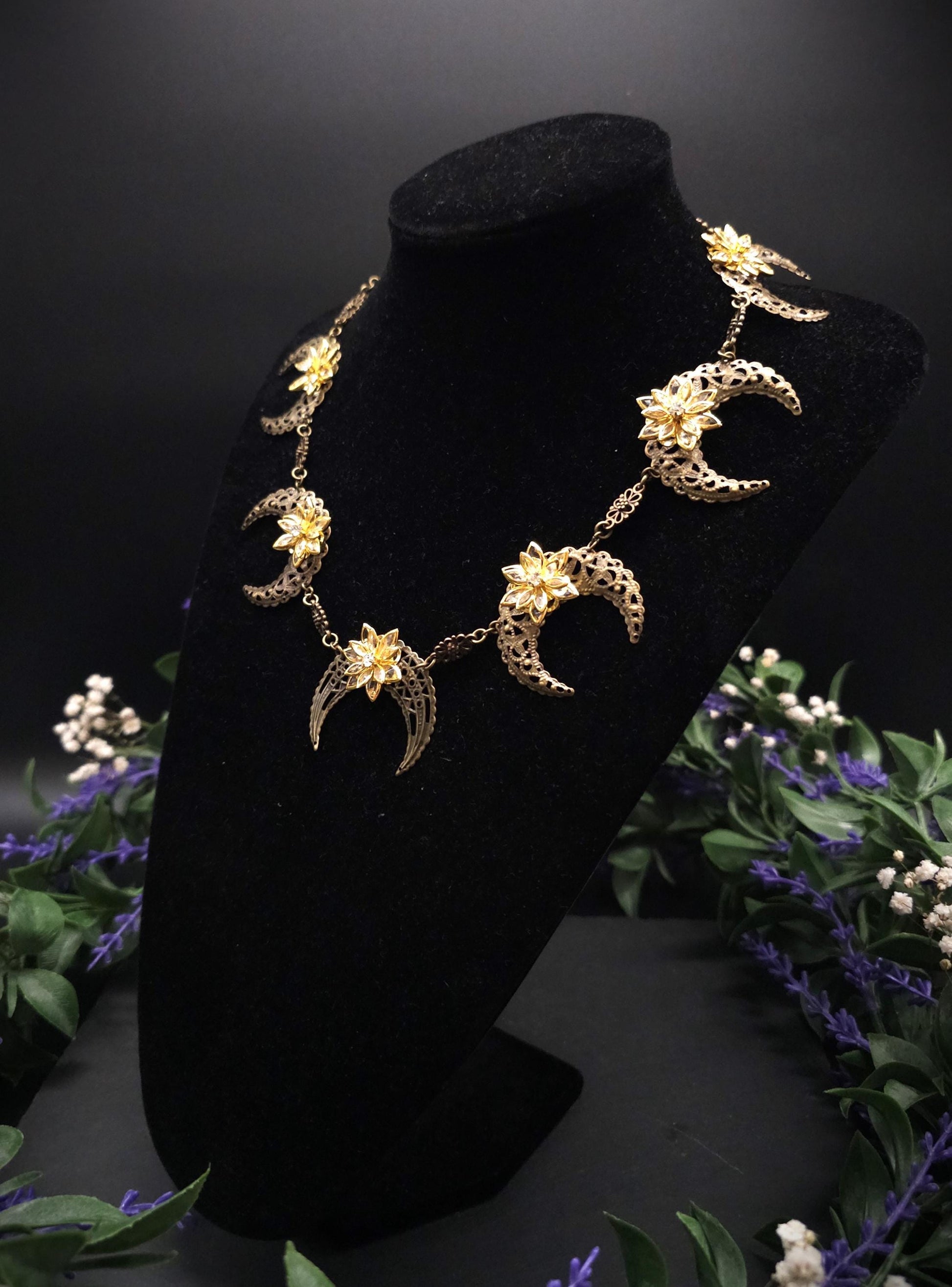 Bronzene Mond Halskette ~ 2 in 1 Halsschmuck & Kopfschmuck ~ Fantasy Choker mit Kristallblumen ~ Größenverstellbar