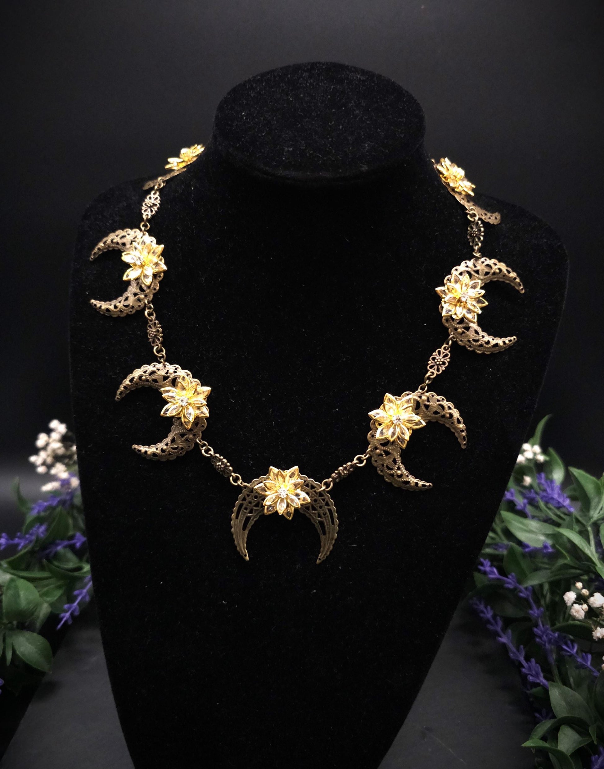 Bronzene Mond Halskette ~ 2 in 1 Halsschmuck & Kopfschmuck ~ Fantasy Choker mit Kristallblumen ~ Größenverstellbar