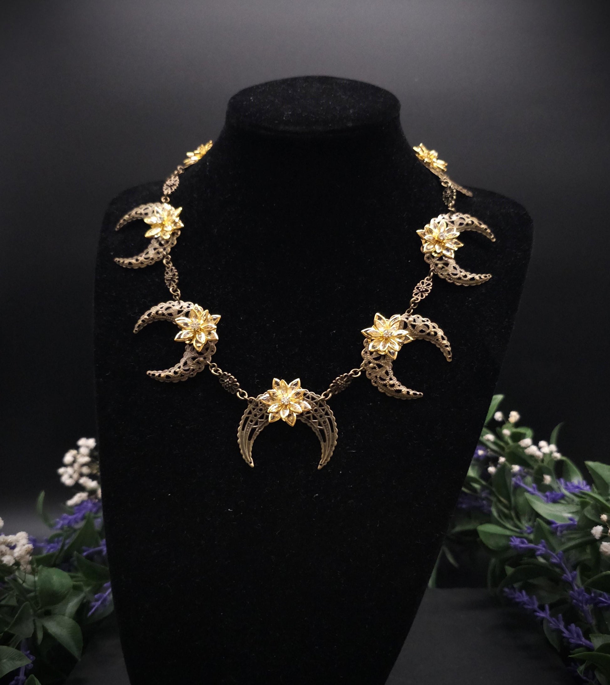 Bronzene Mond Halskette ~ 2 in 1 Halsschmuck & Kopfschmuck ~ Fantasy Choker mit Kristallblumen ~ Größenverstellbar