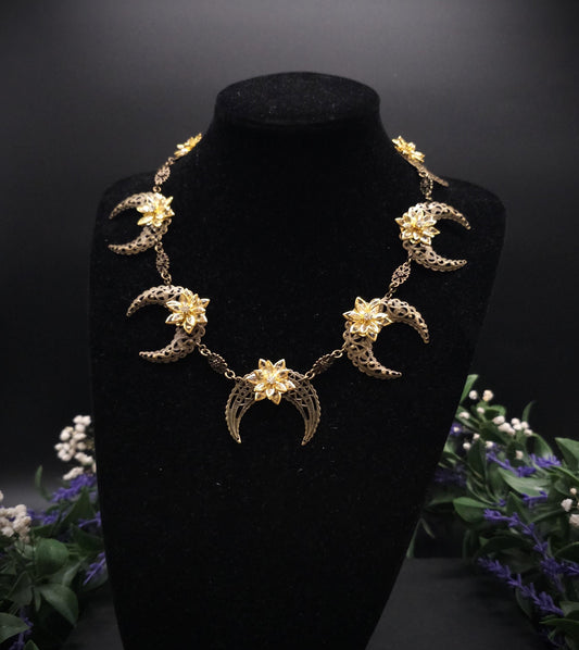Bronzene Mond Halskette ~ 2 in 1 Halsschmuck & Kopfschmuck ~ Fantasy Choker mit Kristallblumen ~ Größenverstellbar