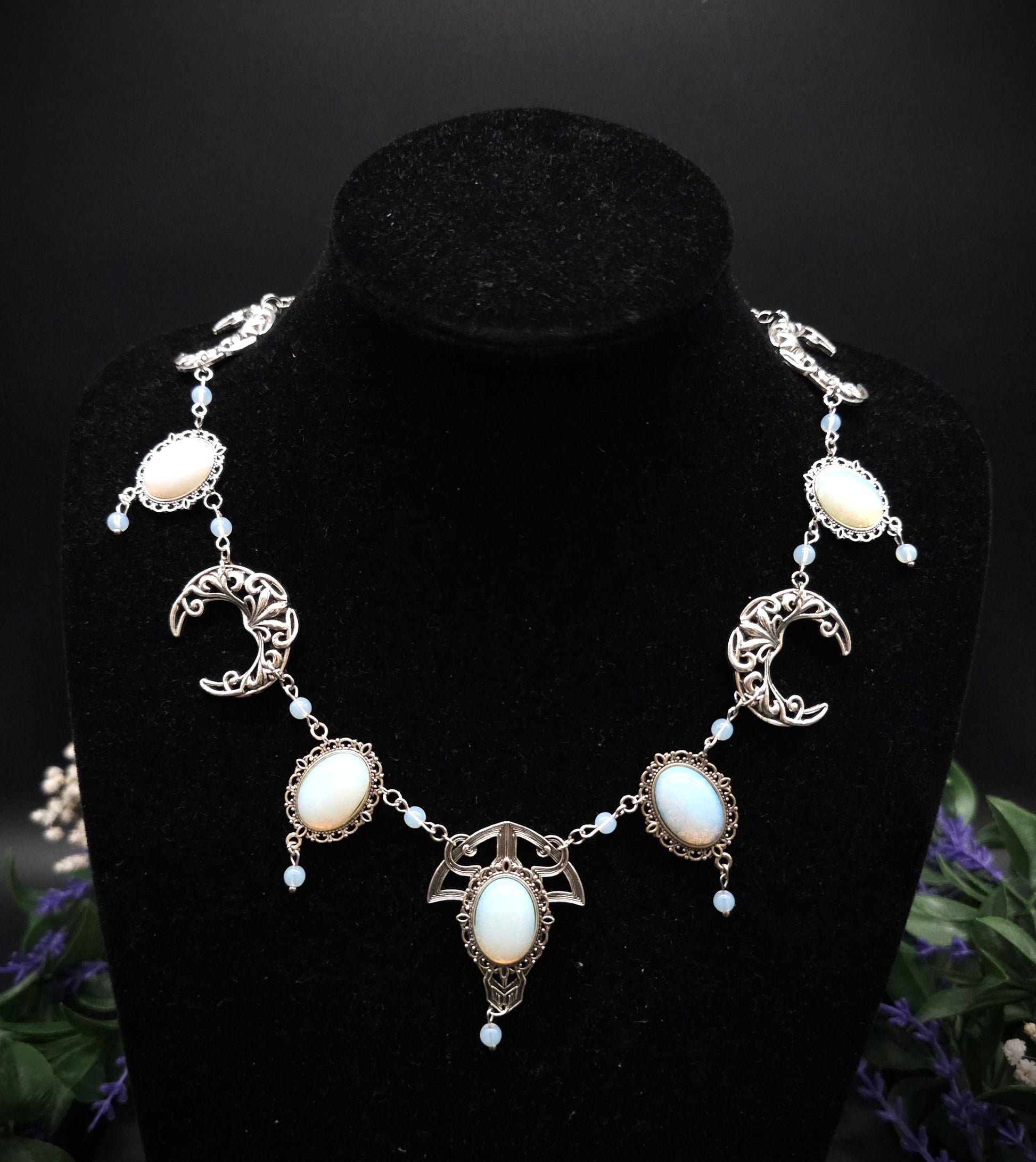 Art Nouveau Halskette mit Opalith Cabochons & Perlen ~ Fantasy Brautschmuck ~ Elfenhafte Halskette ~ Choker ~ Größenverstellbar