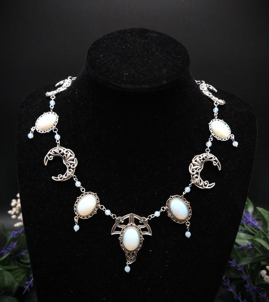 Art Nouveau Halskette mit Opalith Cabochons & Perlen ~ Fantasy Brautschmuck ~ Elfenhafte Halskette ~ Choker ~ Größenverstellbar