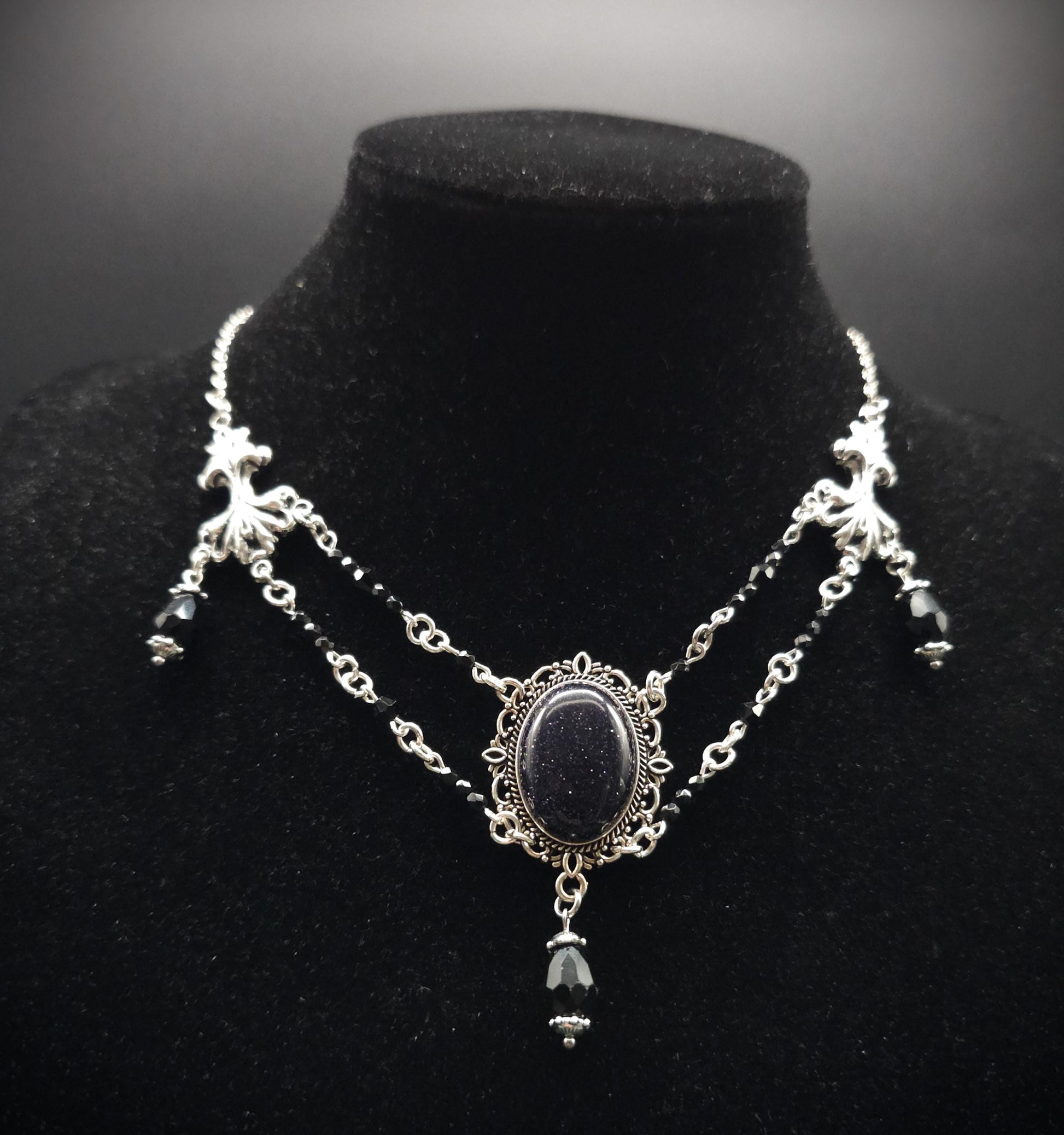 Collier ~ Viktorianische Halskette ~ Blaufluss Gothic Witchy Jewelry ~ facettierte schwarze Perlen ~ Edelstahl Rhodium ~ Größenverstellbar