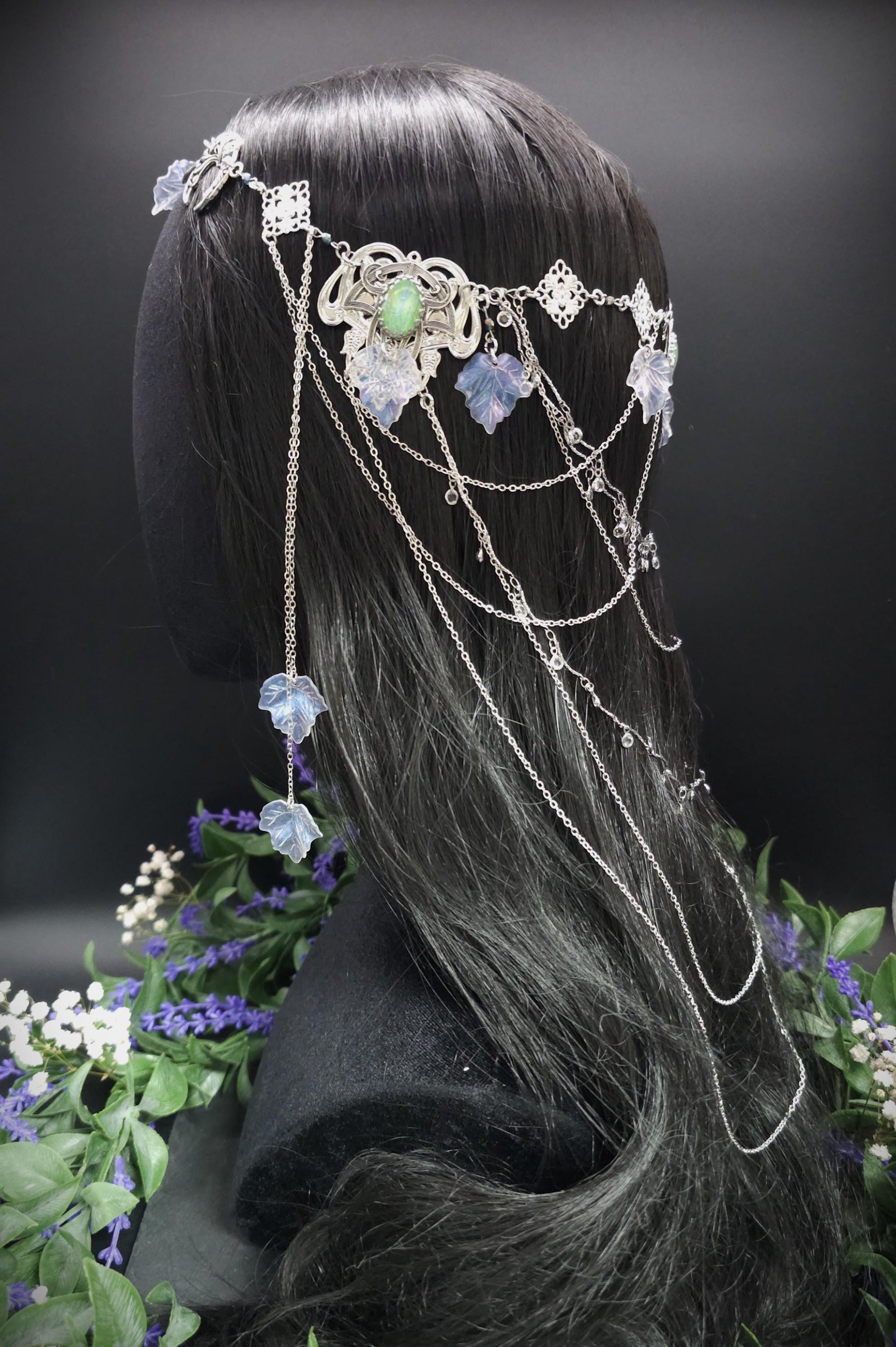 Art Nouveau Headpiece~ Salbeigrüne Resin Cabochons ~ irisierende Blätterkrone ~ Glaskristall Ketten ~ Fantasy Elven Haar Schmuck