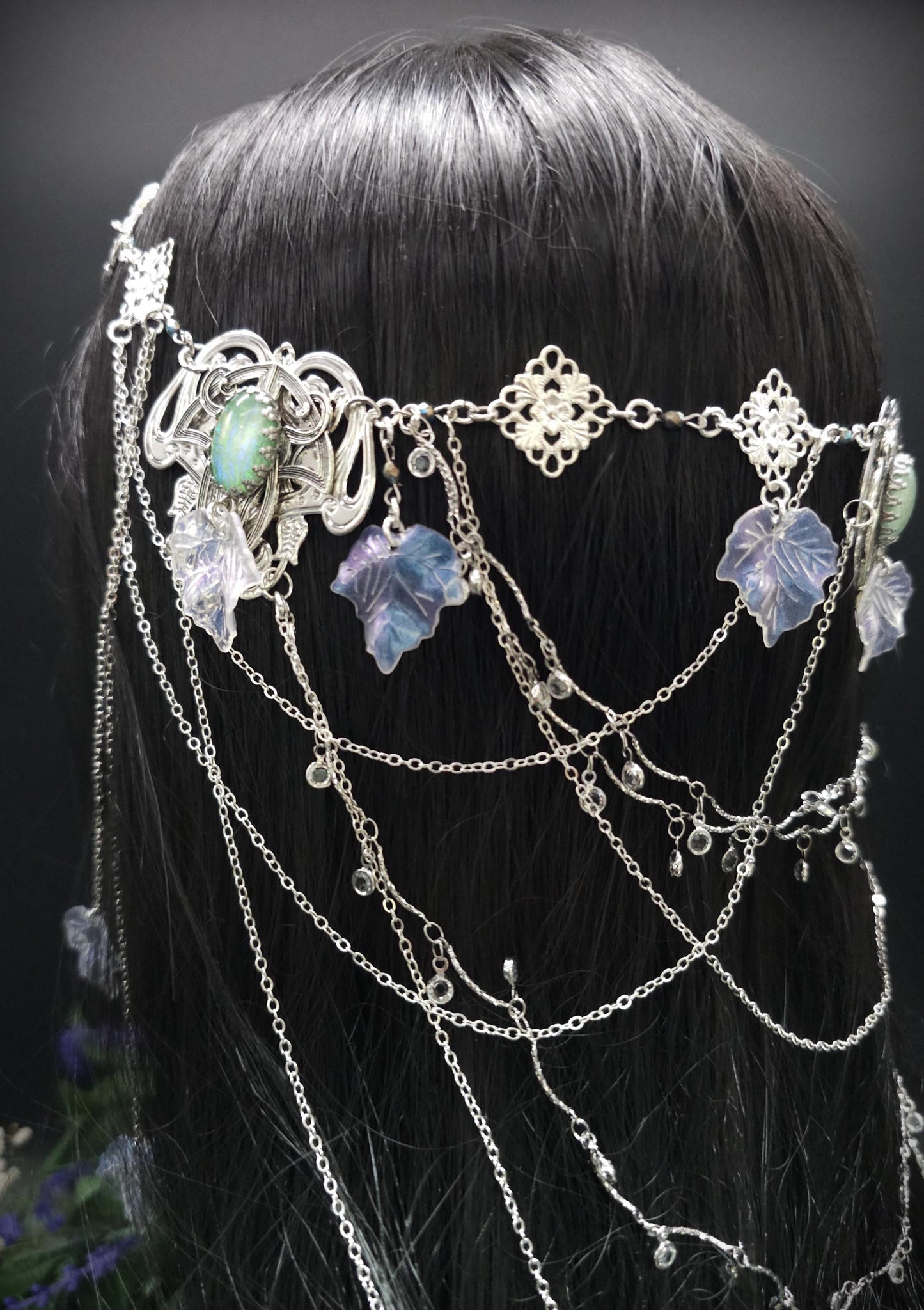 Art Nouveau Headpiece~ Salbeigrüne Resin Cabochons ~ irisierende Blätterkrone ~ Glaskristall Ketten ~ Fantasy Elven Haar Schmuck