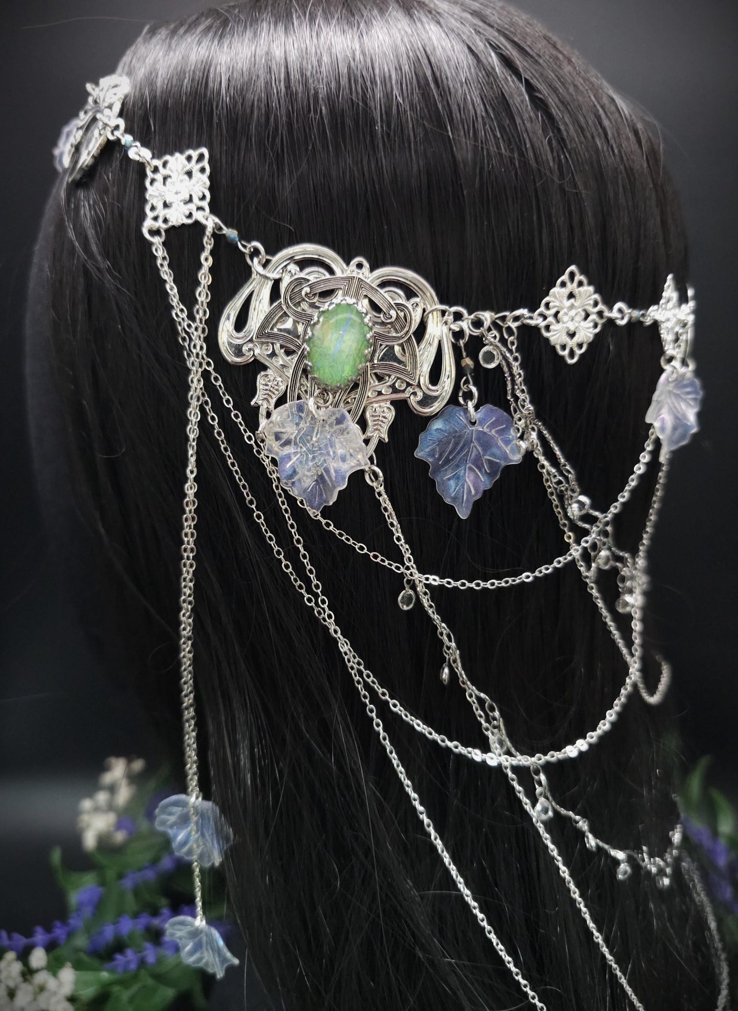 Art Nouveau Headpiece~ Salbeigrüne Resin Cabochons ~ irisierende Blätterkrone ~ Glaskristall Ketten ~ Fantasy Elven Haar Schmuck