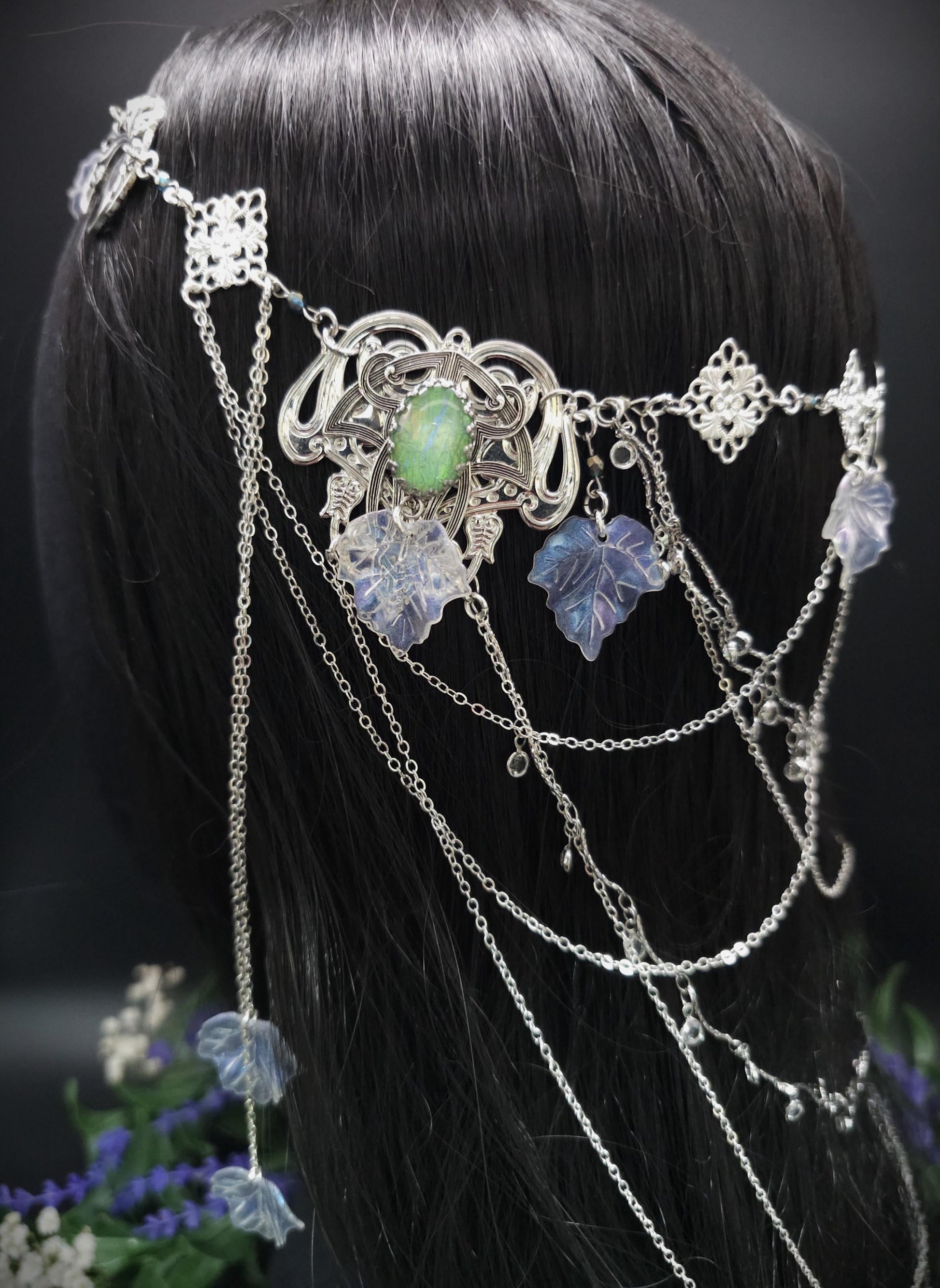 Art Nouveau Headpiece~ Salbeigrüne Resin Cabochons ~ irisierende Blätterkrone ~ Glaskristall Ketten ~ Fantasy Elven Haar Schmuck