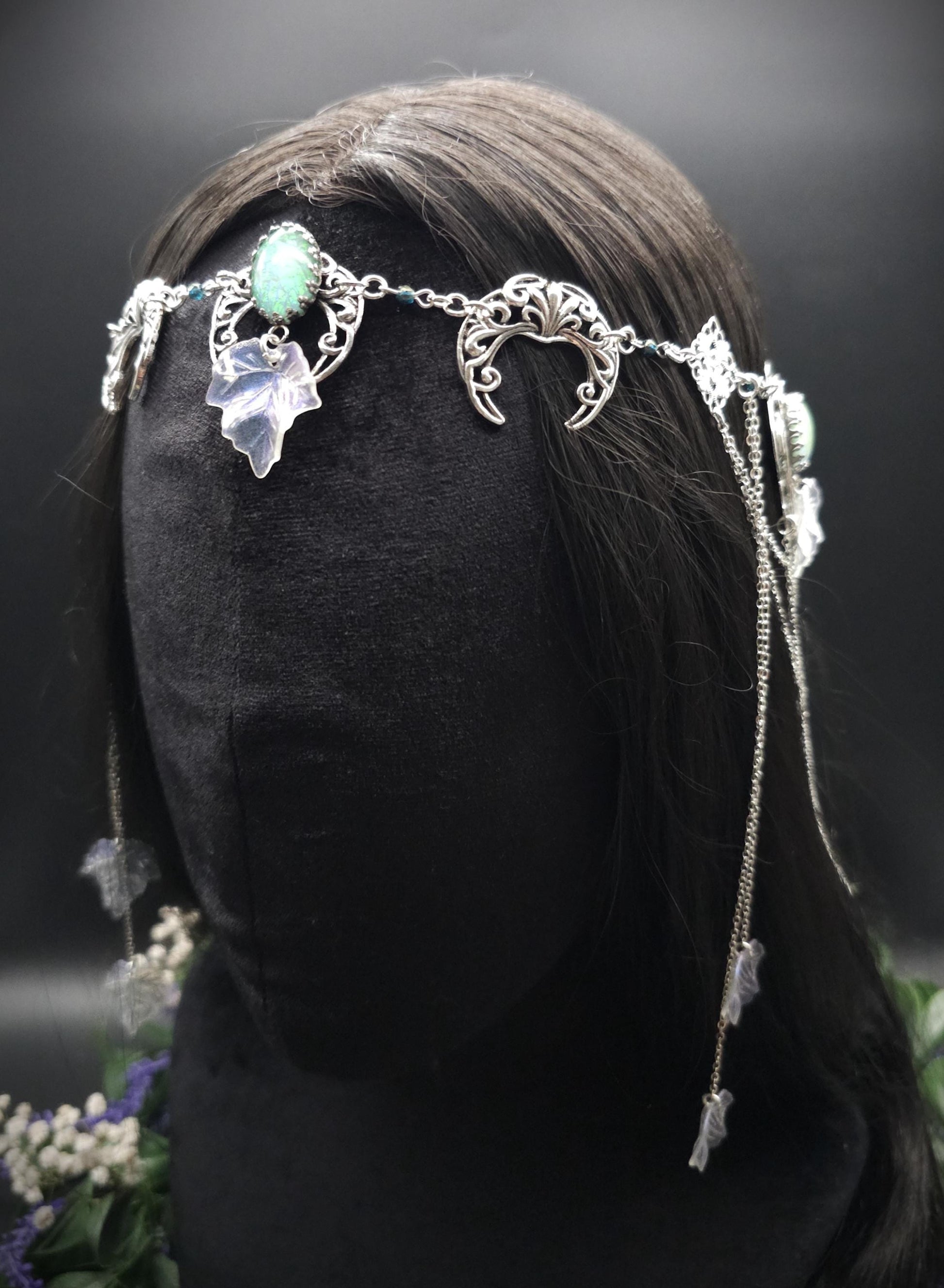 Art Nouveau Headpiece~ Salbeigrüne Resin Cabochons ~ irisierende Blätterkrone ~ Glaskristall Ketten ~ Fantasy Elven Haar Schmuck