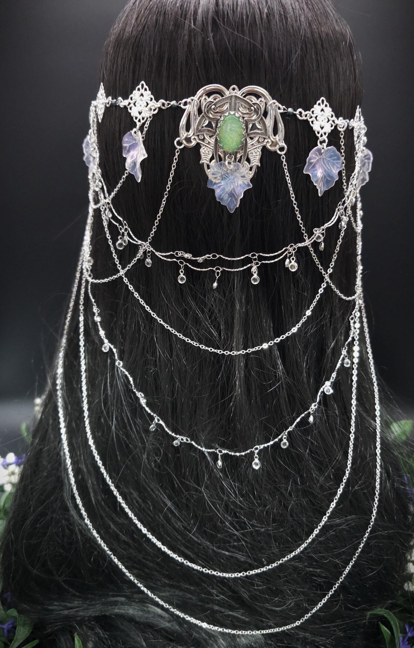 Art Nouveau Headpiece~ Salbeigrüne Resin Cabochons ~ irisierende Blätterkrone ~ Glaskristall Ketten ~ Fantasy Elven Haar Schmuck