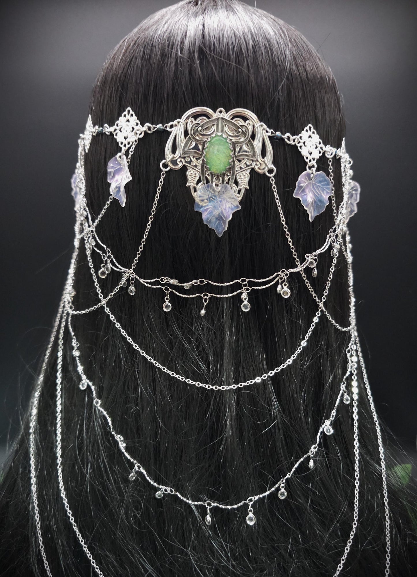 Art Nouveau Headpiece~ Salbeigrüne Resin Cabochons ~ irisierende Blätterkrone ~ Glaskristall Ketten ~ Fantasy Elven Haar Schmuck