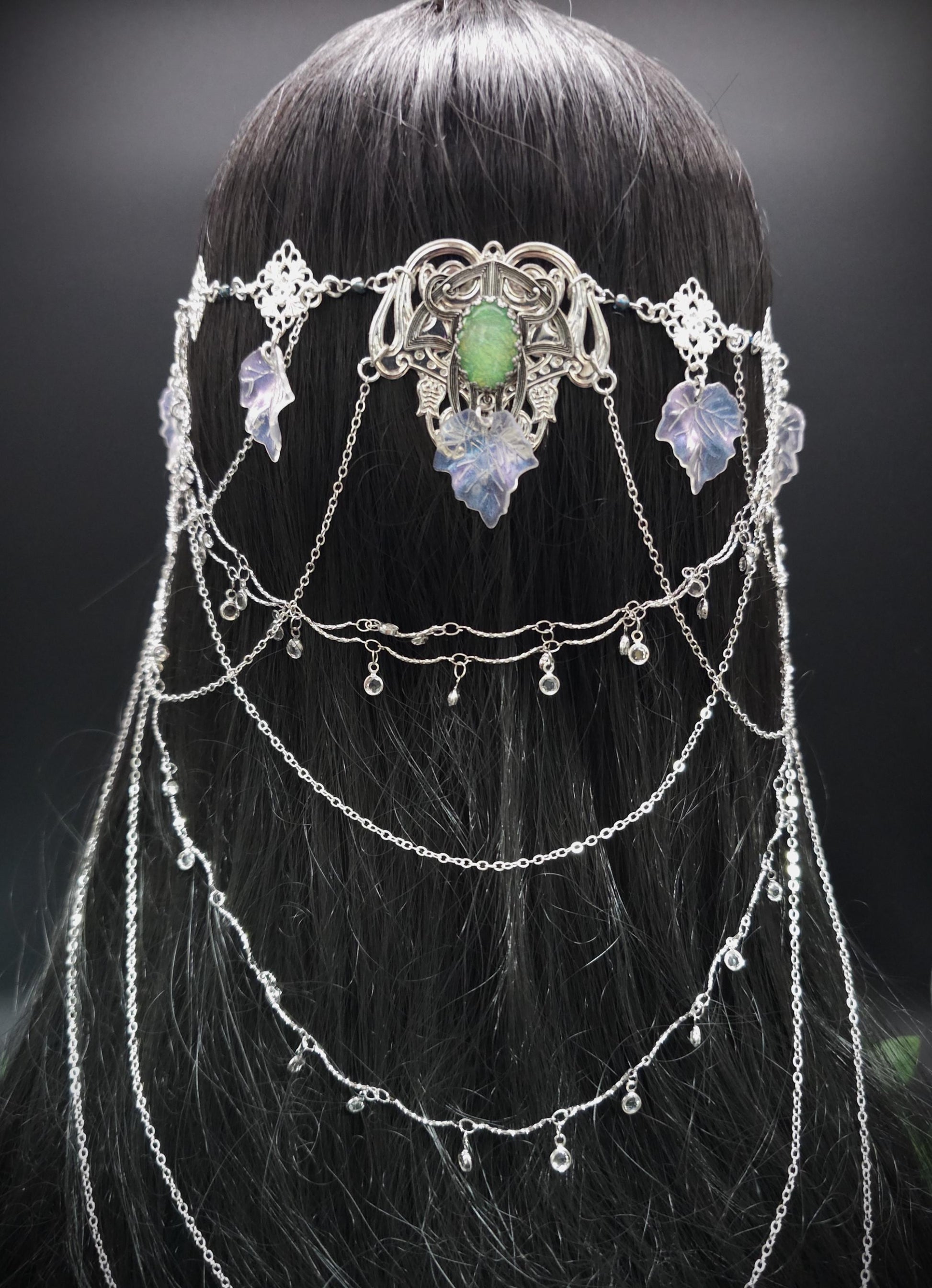 Art Nouveau Headpiece~ Salbeigrüne Resin Cabochons ~ irisierende Blätterkrone ~ Glaskristall Ketten ~ Fantasy Elven Haar Schmuck