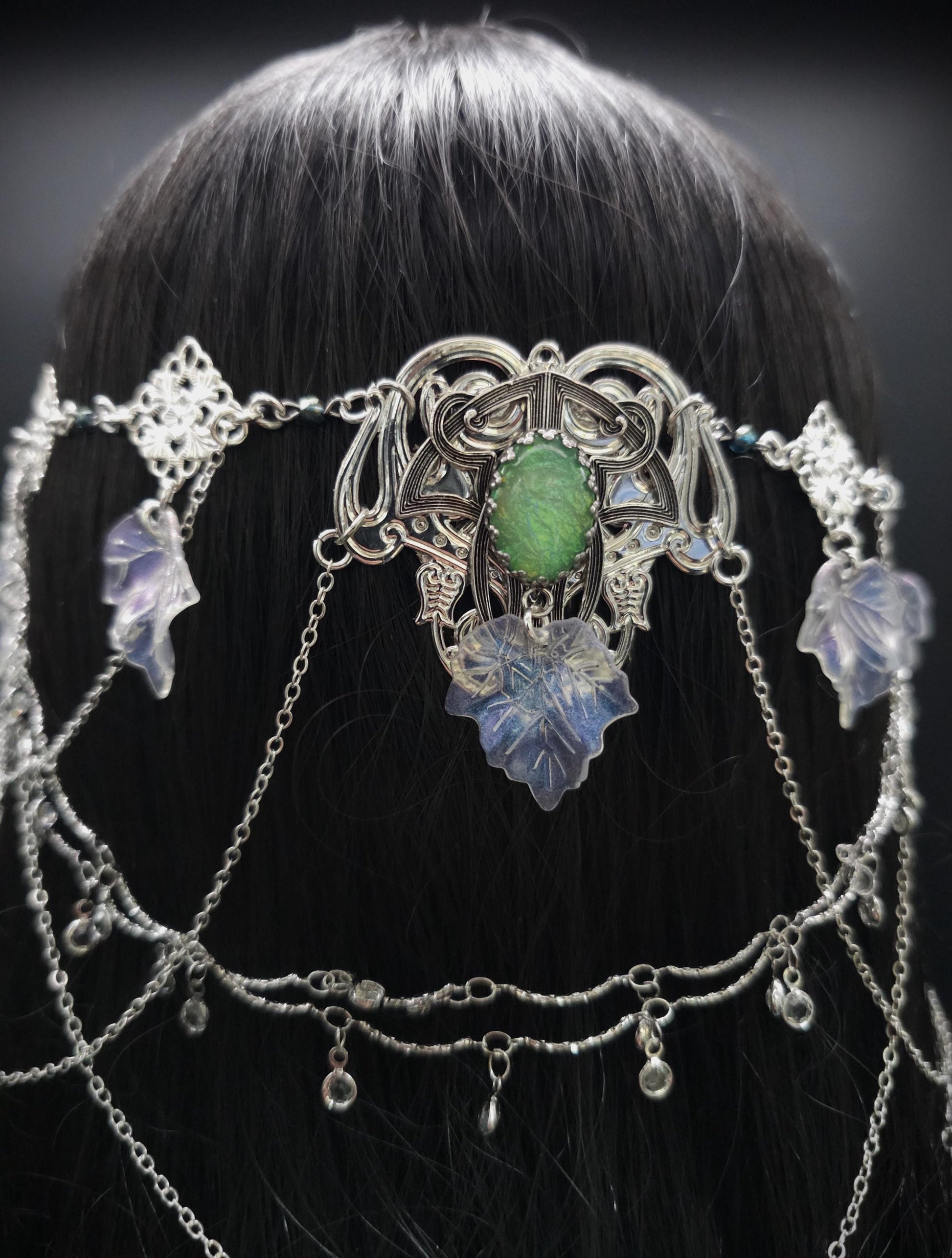 Art Nouveau Headpiece~ Salbeigrüne Resin Cabochons ~ irisierende Blätterkrone ~ Glaskristall Ketten ~ Fantasy Elven Haar Schmuck