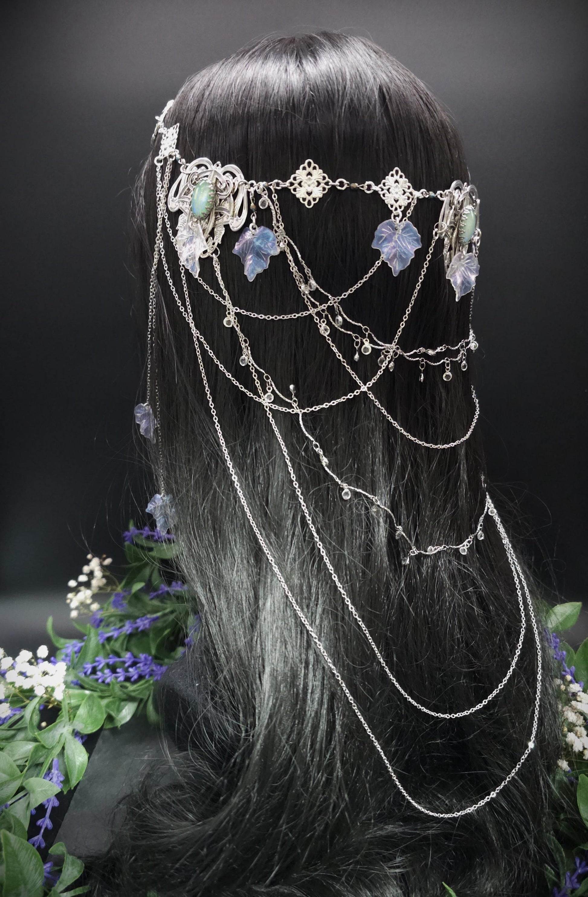 Art Nouveau Headpiece~ Salbeigrüne Resin Cabochons ~ irisierende Blätterkrone ~ Glaskristall Ketten ~ Fantasy Elven Haar Schmuck