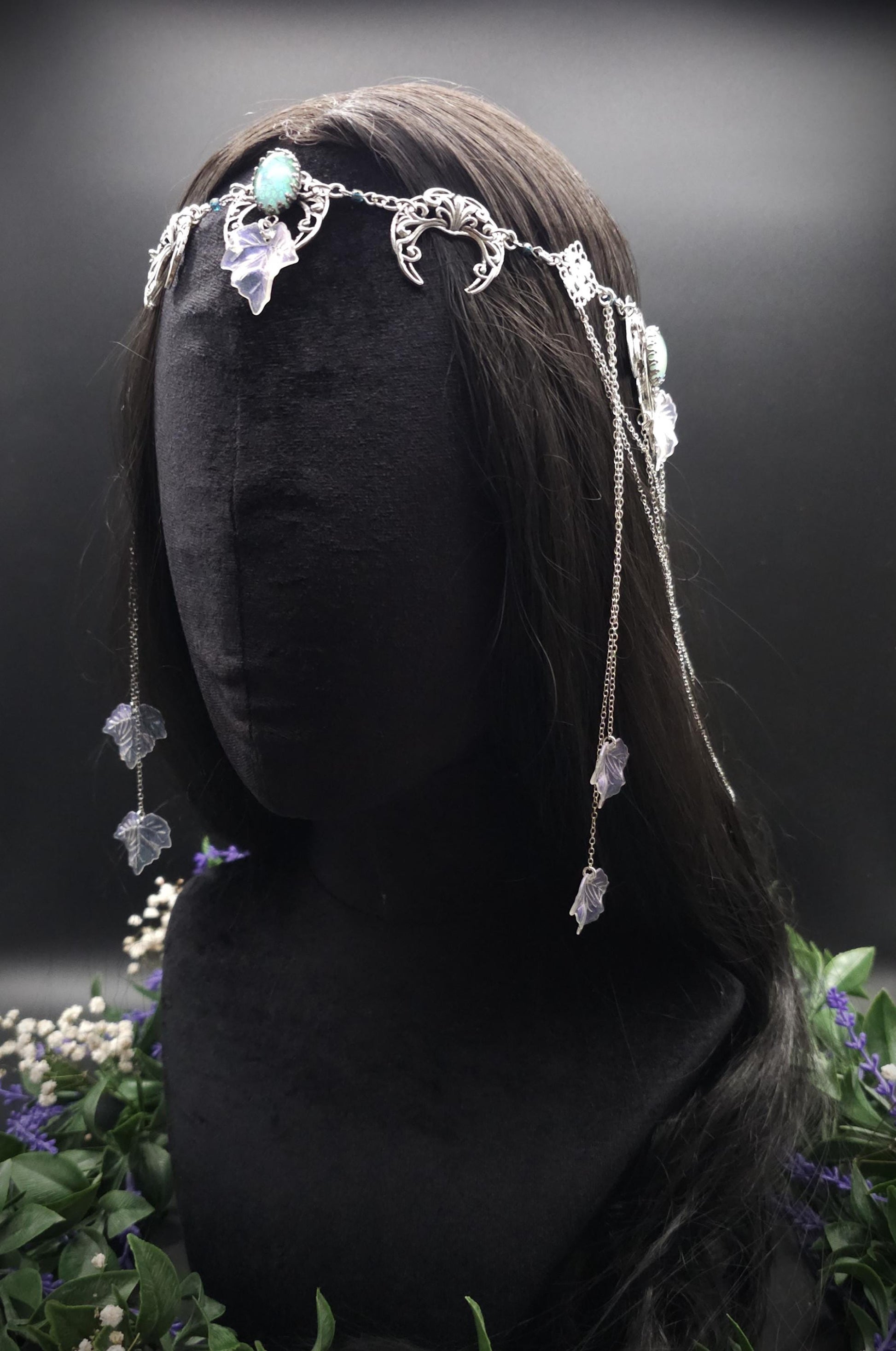 Art Nouveau Headpiece~ Salbeigrüne Resin Cabochons ~ irisierende Blätterkrone ~ Glaskristall Ketten ~ Fantasy Elven Haar Schmuck