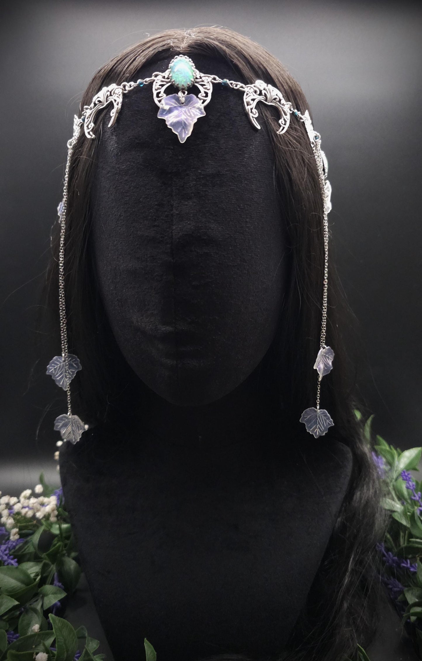 Art Nouveau Headpiece~ Salbeigrüne Resin Cabochons ~ irisierende Blätterkrone ~ Glaskristall Ketten ~ Fantasy Elven Haar Schmuck